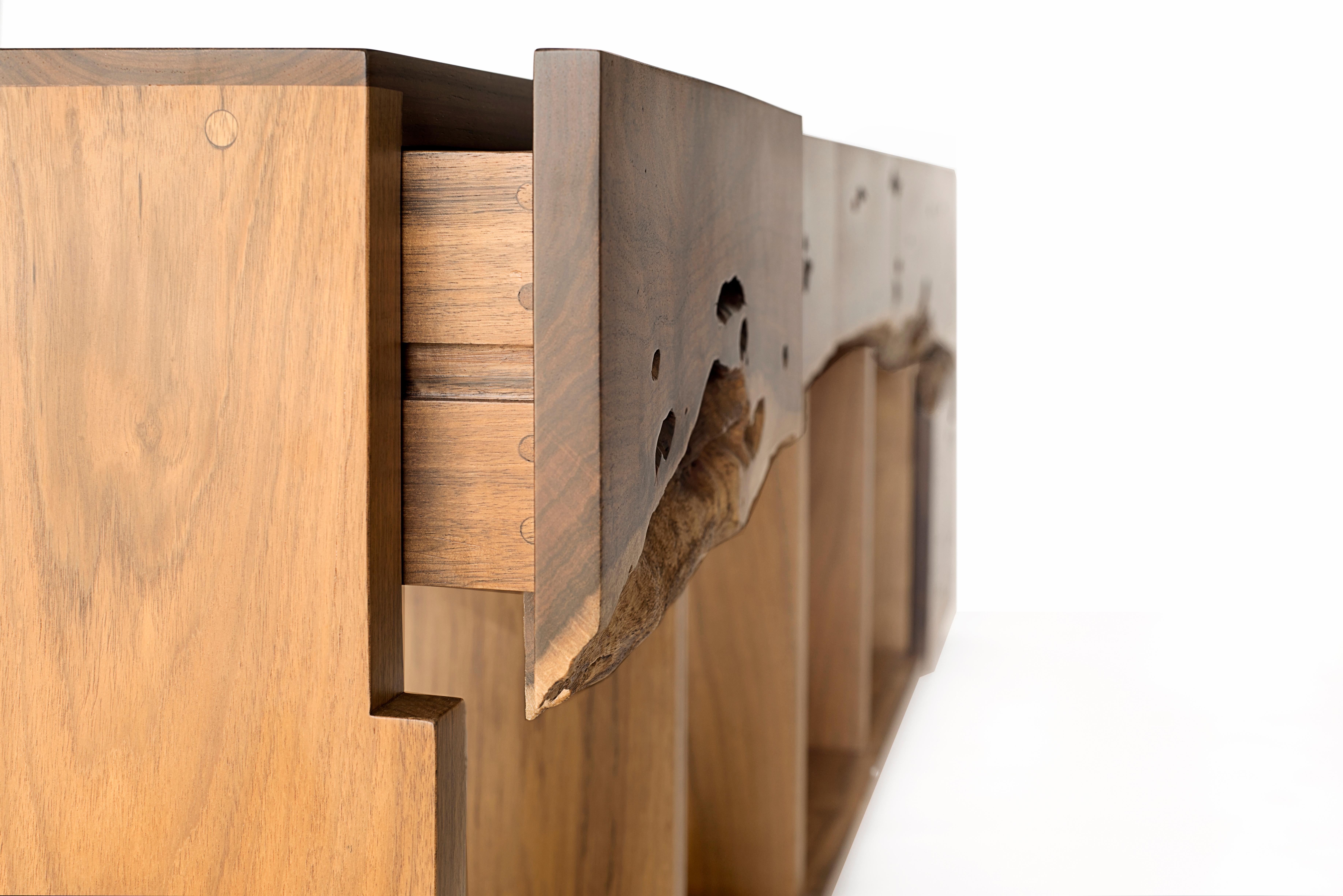 Modernes Sideboard aus mexikanischem Hartholz mit natürlicher Kante (Organische Moderne) im Angebot