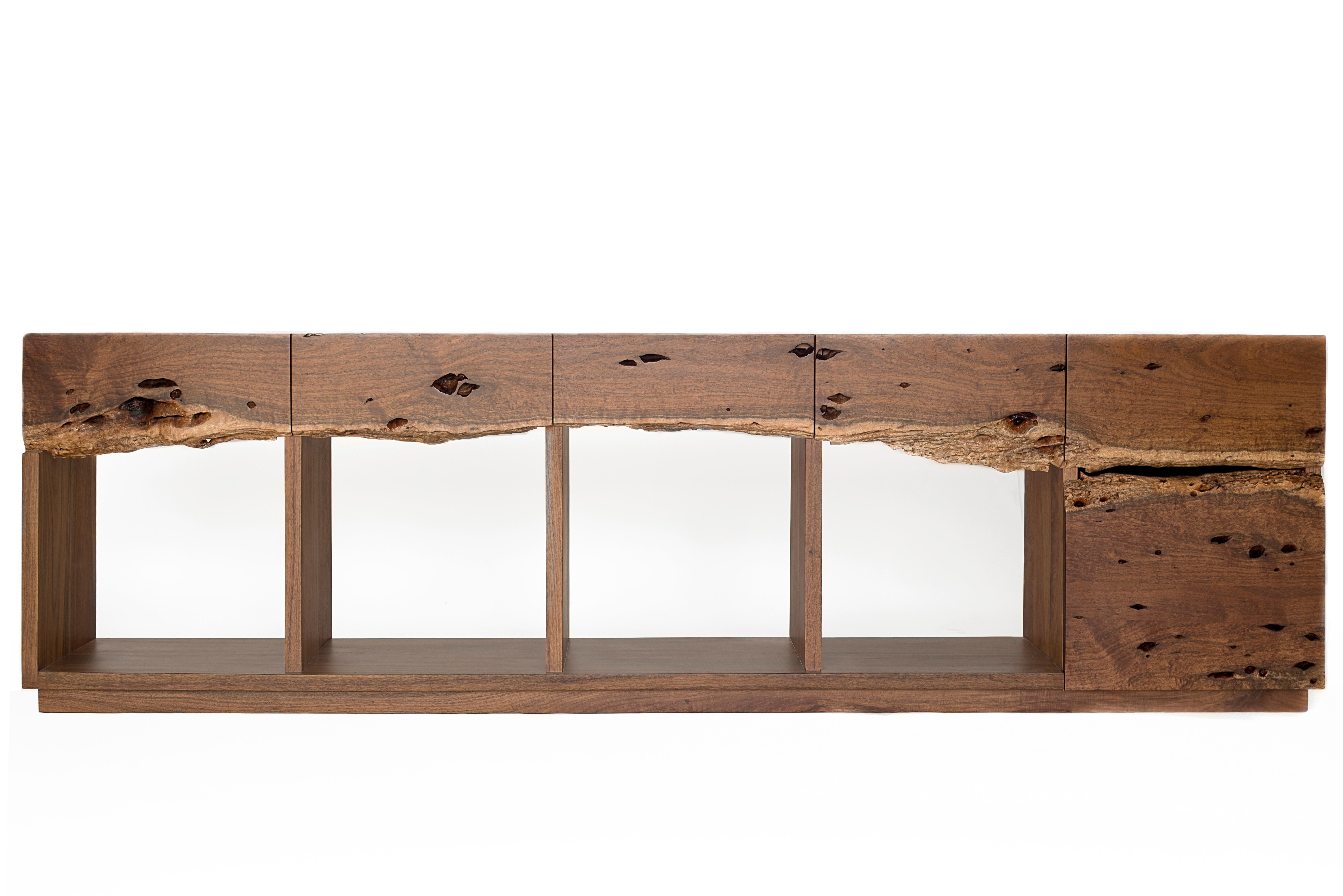 Modernes Sideboard aus mexikanischem Hartholz mit natürlicher Kante (Holzarbeit) im Angebot