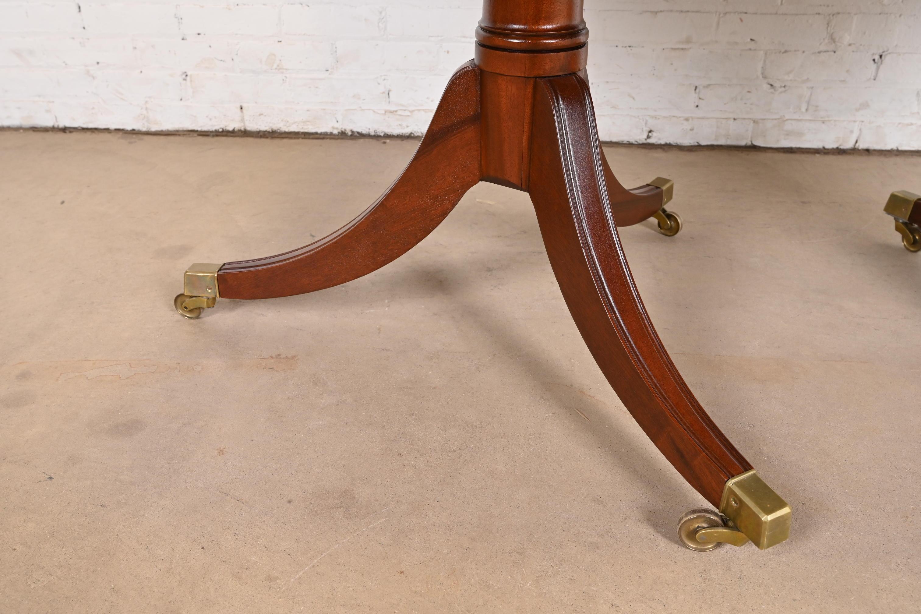Table de salle à manger géorgienne à double piédestal en acajou Saybolt Cleland, récemment restaurée en vente 3