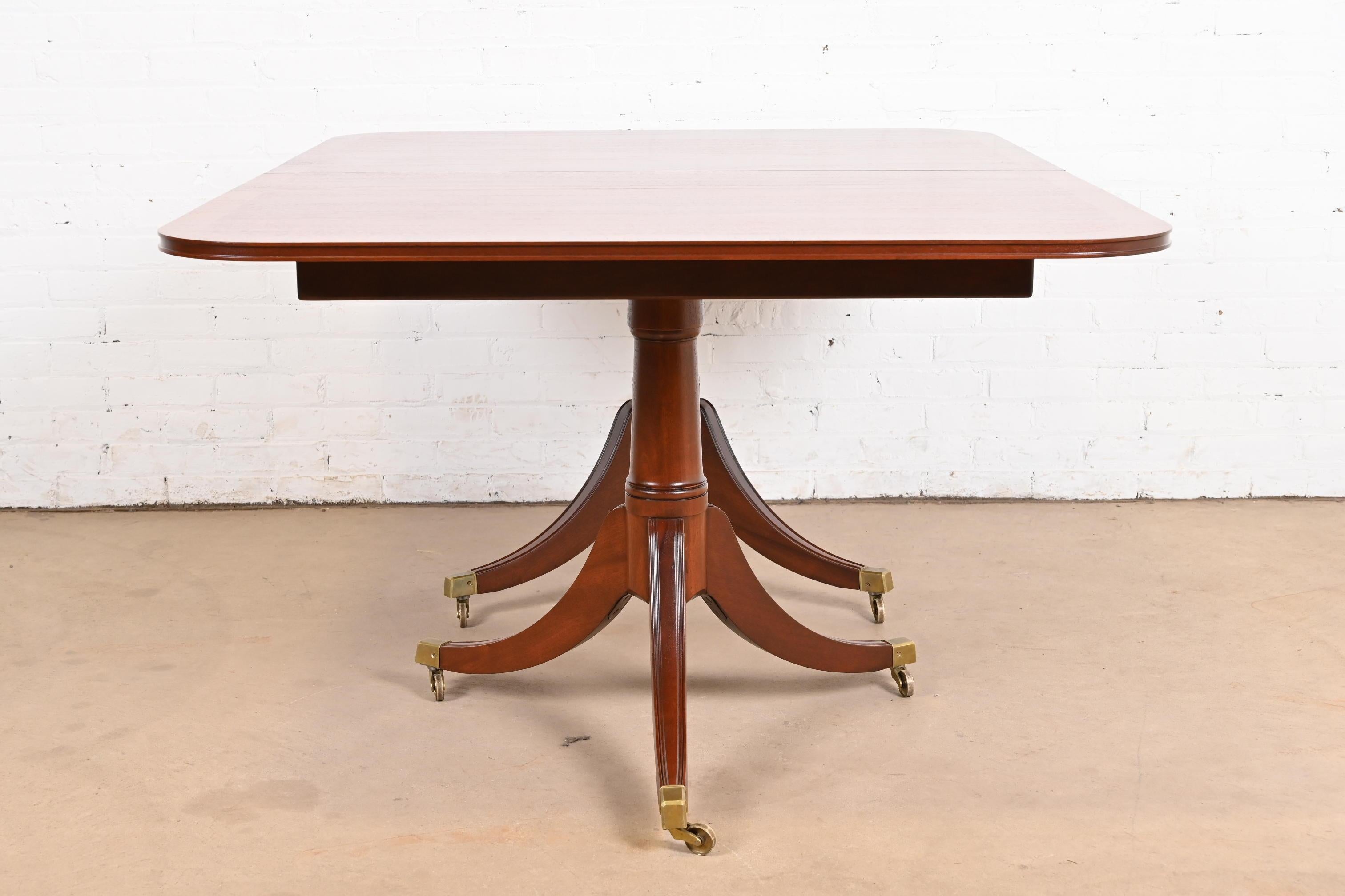 Table de salle à manger géorgienne à double piédestal en acajou Saybolt Cleland, récemment restaurée en vente 4