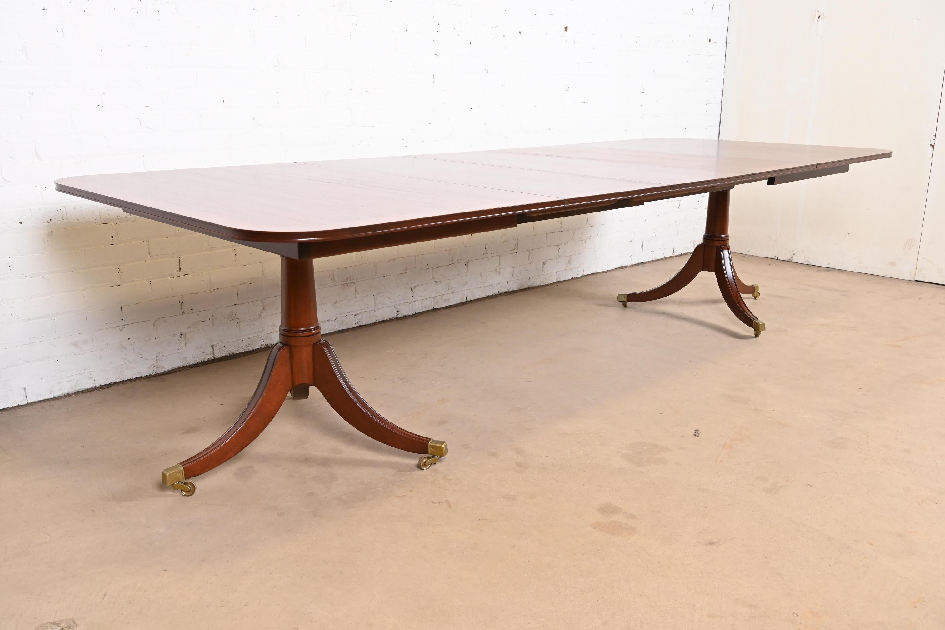 Georgien Table de salle à manger géorgienne à double piédestal en acajou Saybolt Cleland, récemment restaurée en vente