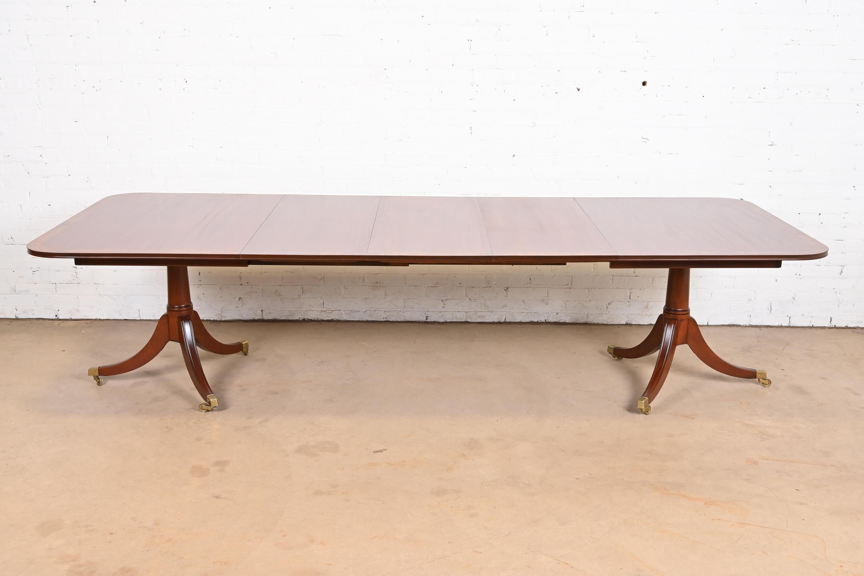 Américain Table de salle à manger géorgienne à double piédestal en acajou Saybolt Cleland, récemment restaurée en vente