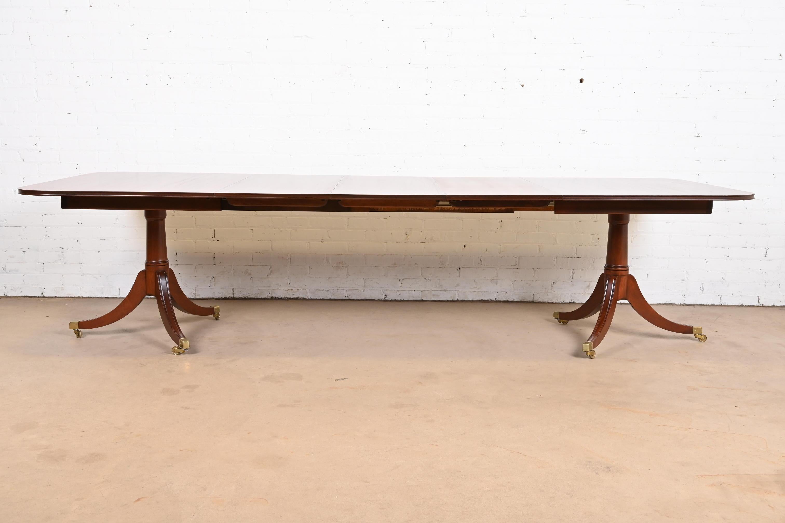 Table de salle à manger géorgienne à double piédestal en acajou Saybolt Cleland, récemment restaurée Bon état - En vente à South Bend, IN