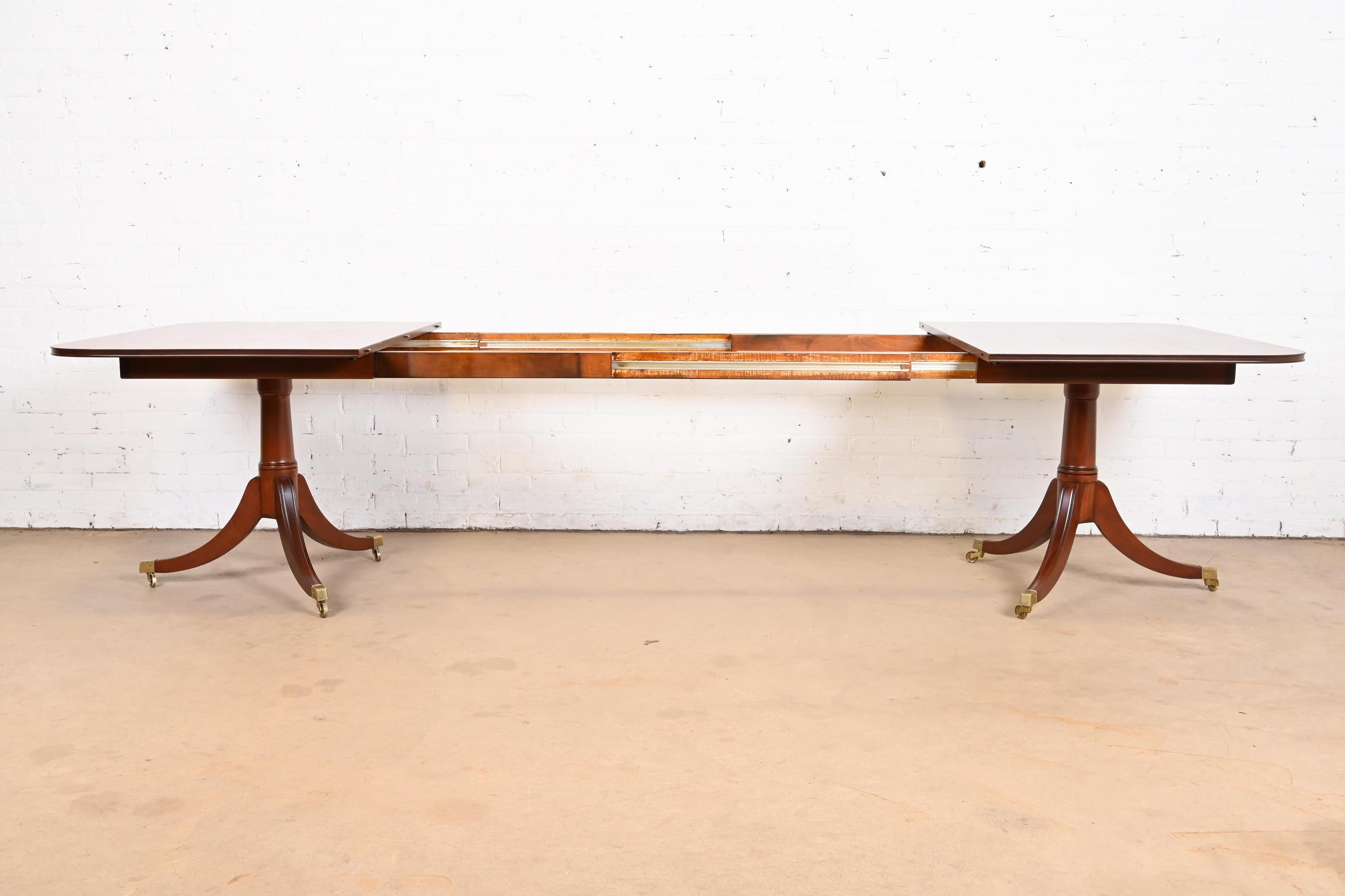Milieu du XXe siècle Table de salle à manger géorgienne à double piédestal en acajou Saybolt Cleland, récemment restaurée en vente