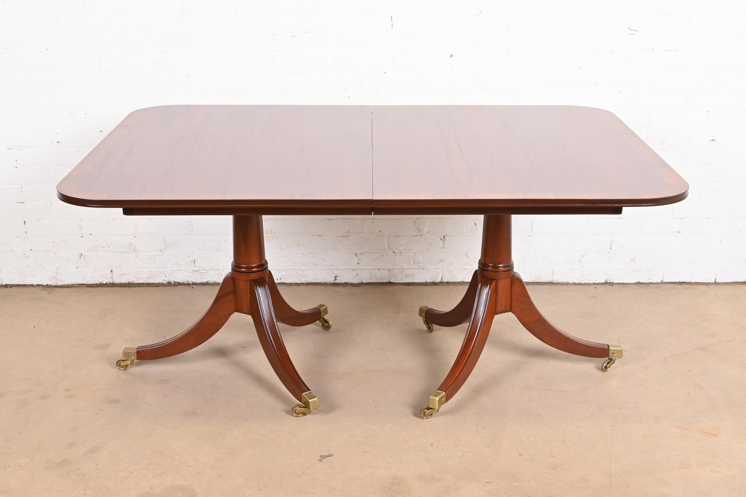 Laiton Table de salle à manger géorgienne à double piédestal en acajou Saybolt Cleland, récemment restaurée en vente