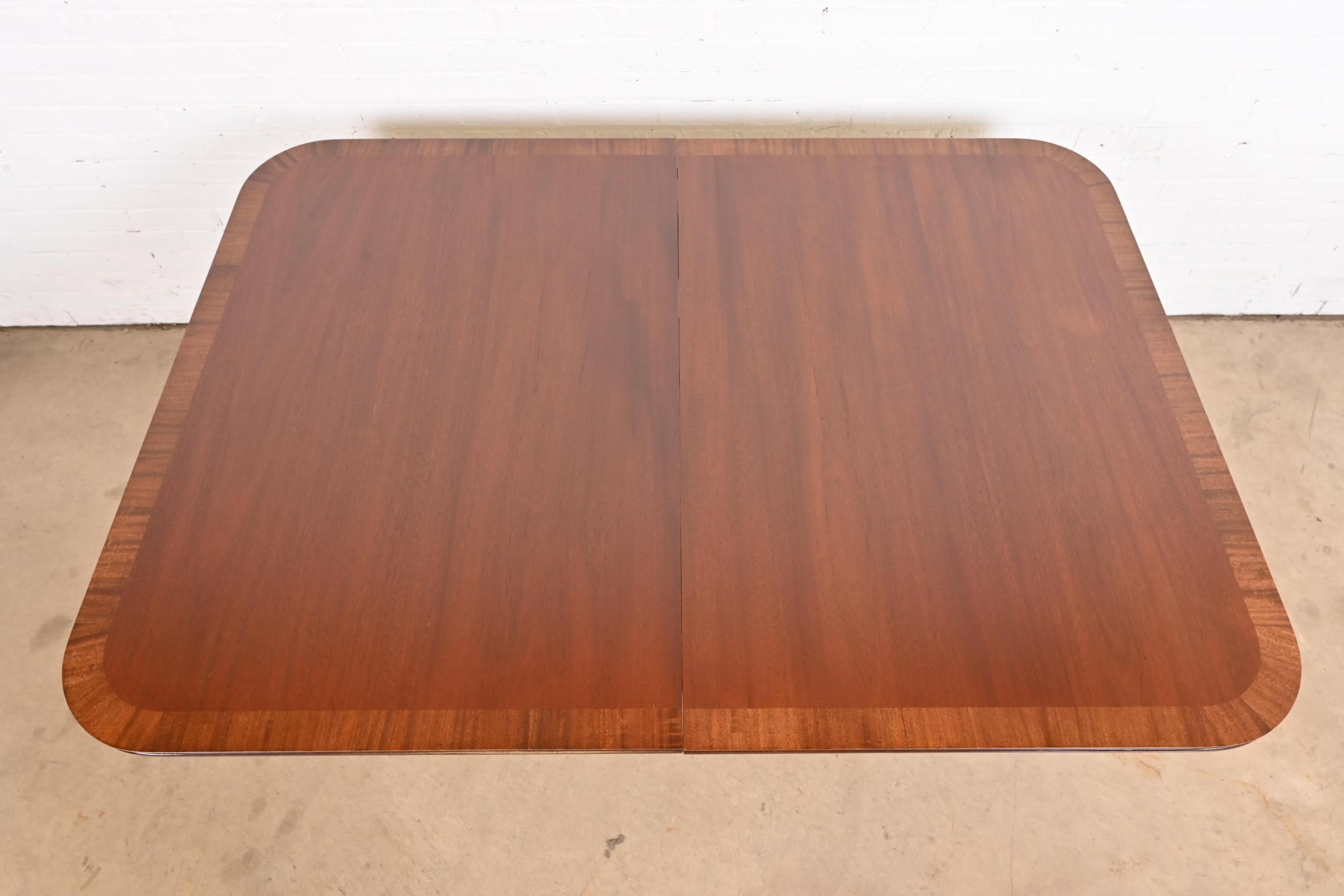 Table de salle à manger géorgienne à double piédestal en acajou Saybolt Cleland, récemment restaurée en vente 2