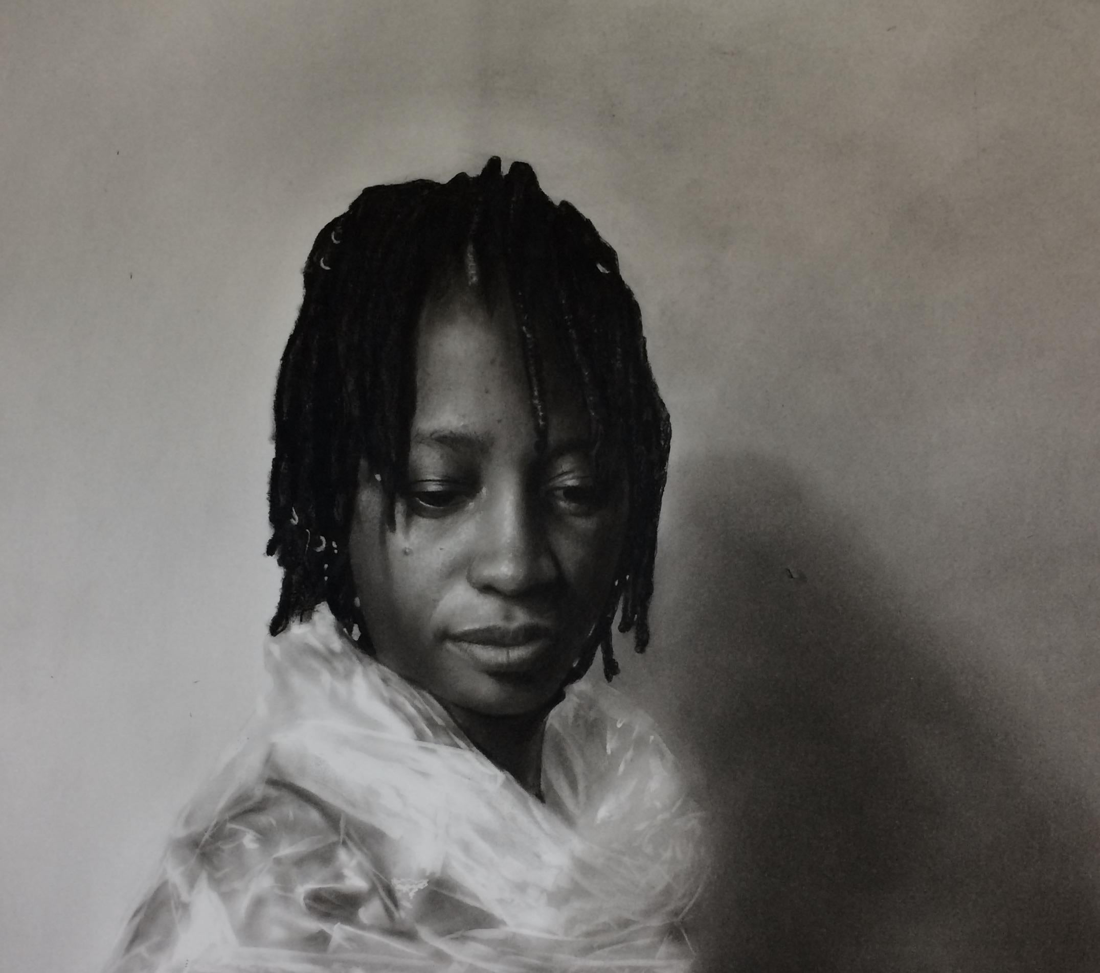 Permettimi -21° secolo, Contemporaneo, Ritratto figurativo, Bianco e nero, Amore - Painting di Sayeed Momoh