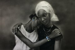 Hermanas - Siglo XXI, Contemporáneo, Retrato Figurativo, Amor, Blanco y Negro