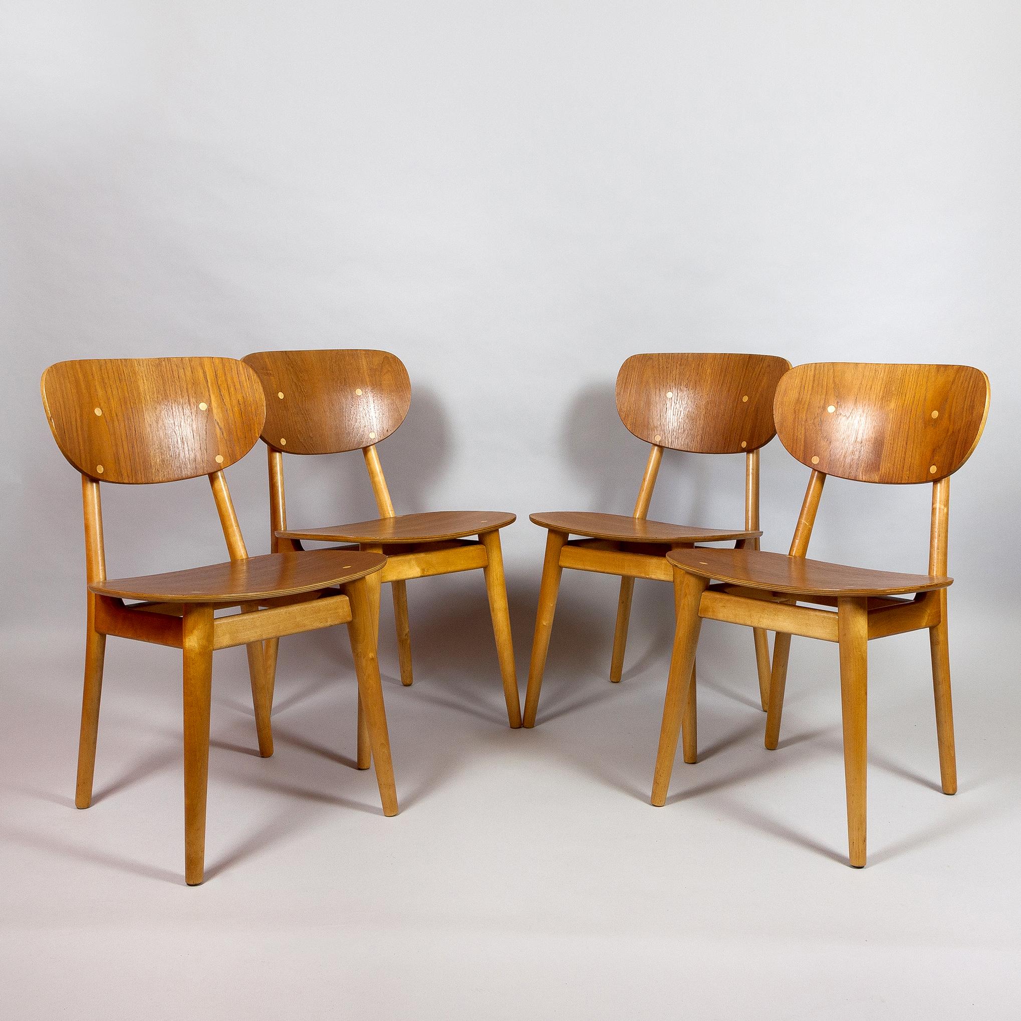 Set of four dining chairs, Model SB-11, designed by Cees Braakman for Pastoe in maple and teak. Excellent condition with some signs of wear commensurate with age. Fully restored. Netherlands, 1950s.