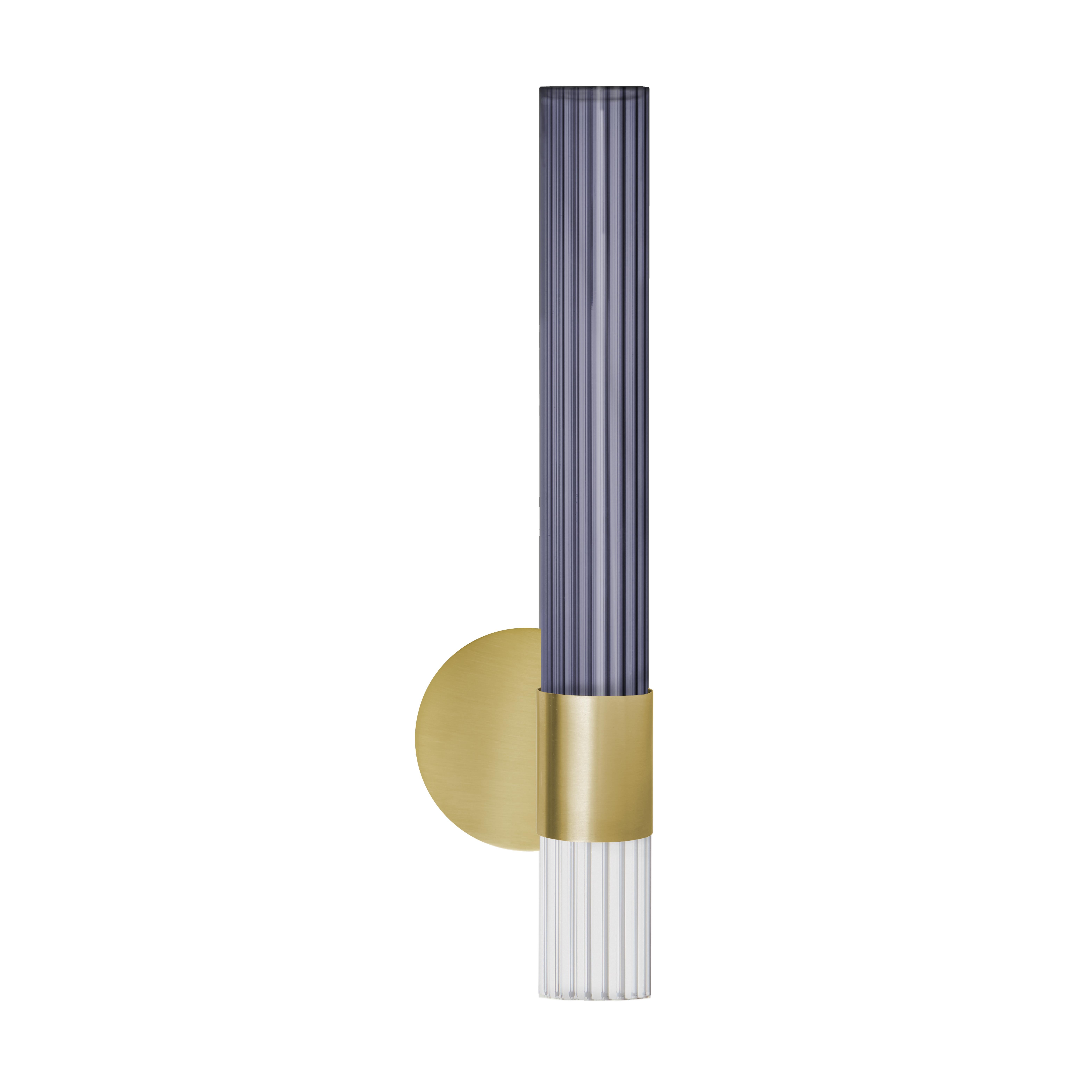 Sbarlusc wall lamp by Luce Tu
Dimensions: 49 x 13 cm
Materials: Brass and glass

State-of-the-art technology and craftsmanship come together in this wall lamp with an almost timeless charm. Like a precious jewel, the SW01 wall lamp is perfect