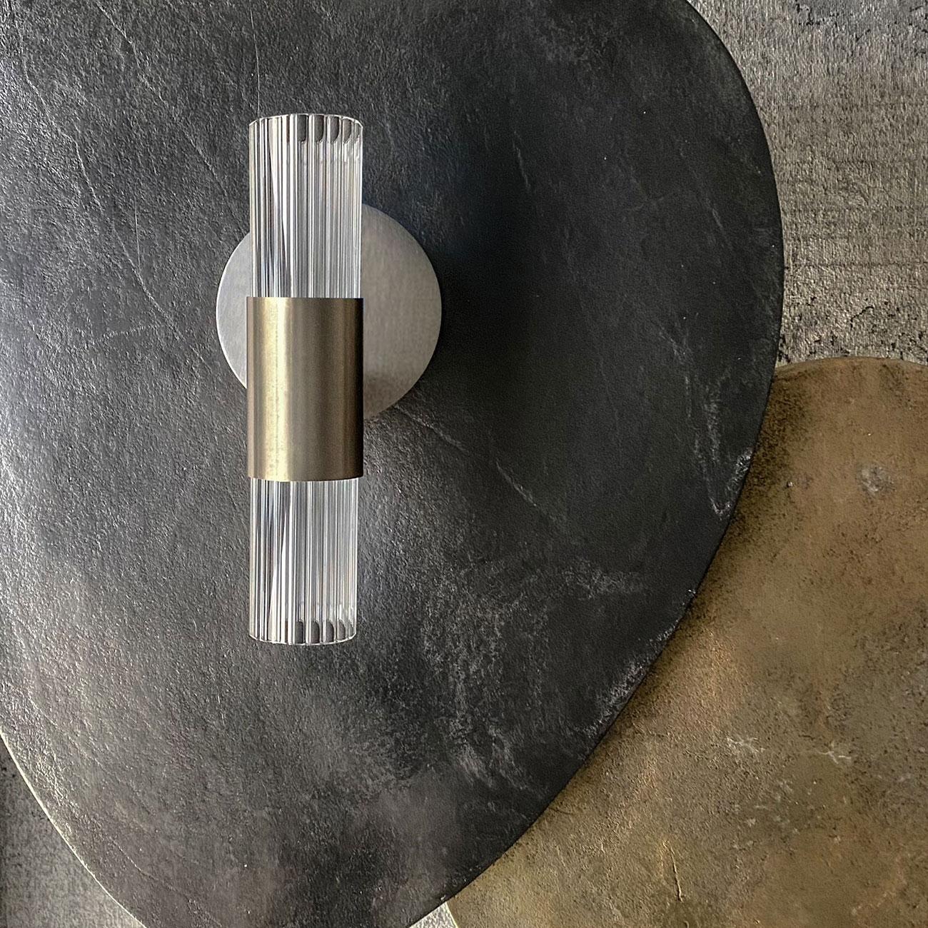 Sbarlusc Wall Lamp by Luce Tu.
Dimensions: 13 x H 27.5 cm.
Materials: brass and glass.

Cutting-edge technology and craftsmanship come together in this applique with an almost timeless charm. Like a precious jewel, the wall lamp from the
