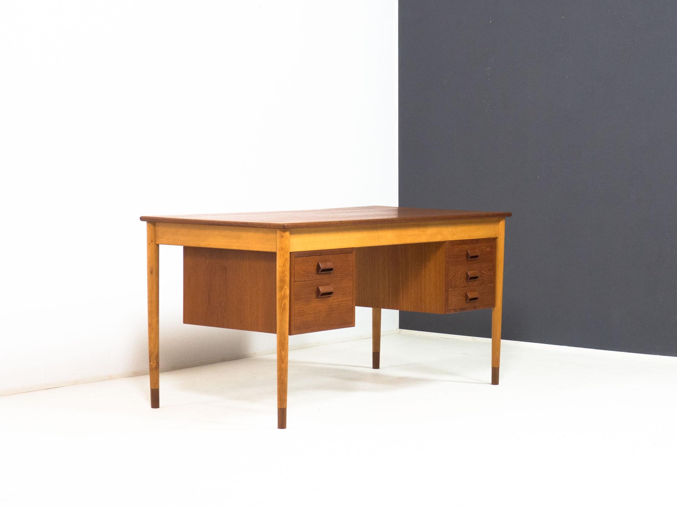 Free standing writing desk with model no. 130 designed by Børge Mogensen for Søborg Møbler of Denmark in the 1950s.

This desk is made from a teak veneered top, with solid teak edges. The drawer boxes and drawers are veneered in teak and have solid