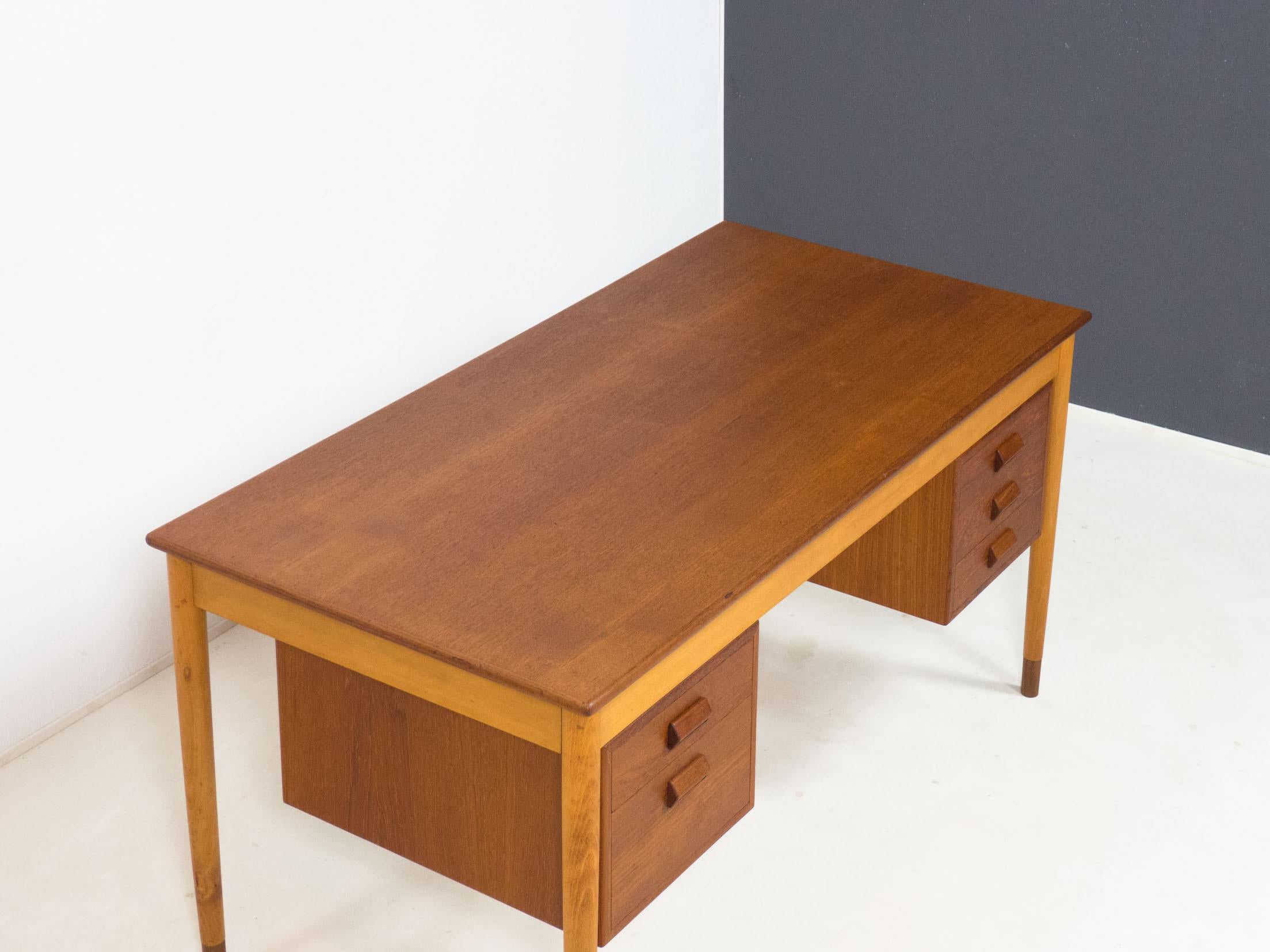  Søborg Møbler ‘model 130’ teak & beech writing desk – Børge Mogensen In Good Condition For Sale In Heerhugowaard, NL