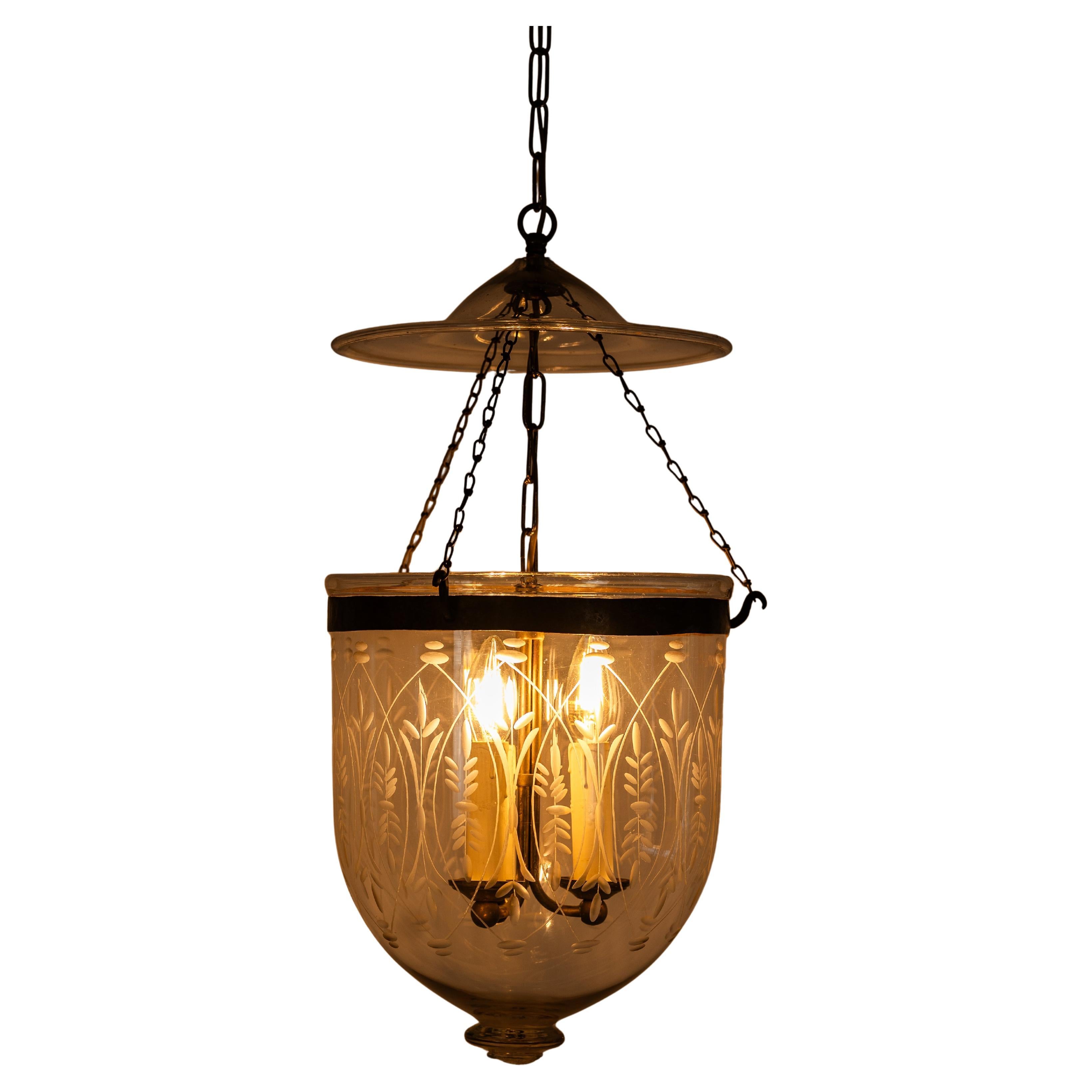 Jarra de campana de cristal georgiano en vidrio.
Luz de techo

Soplado a boca
Figuras talladas a mano y manchadas en la jarra
Firmado S&C Bishop and Co

Interior montado con 3 mechas de vela.
Listo para usar: cableado OK

