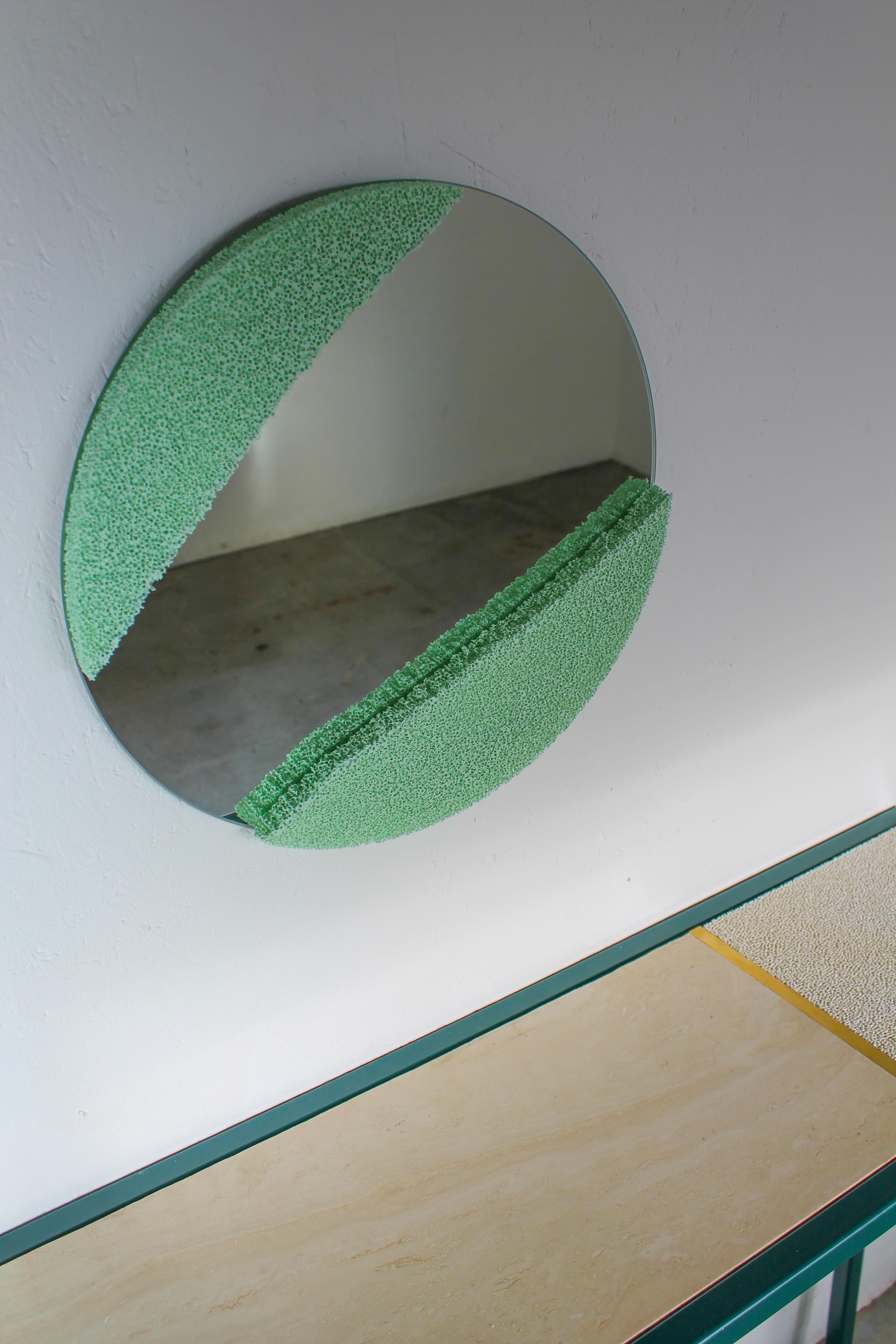 XXIe siècle et contemporain Petit cercle SC, miroir suspendu en mousse de céramique de Jordan Keaney en vente