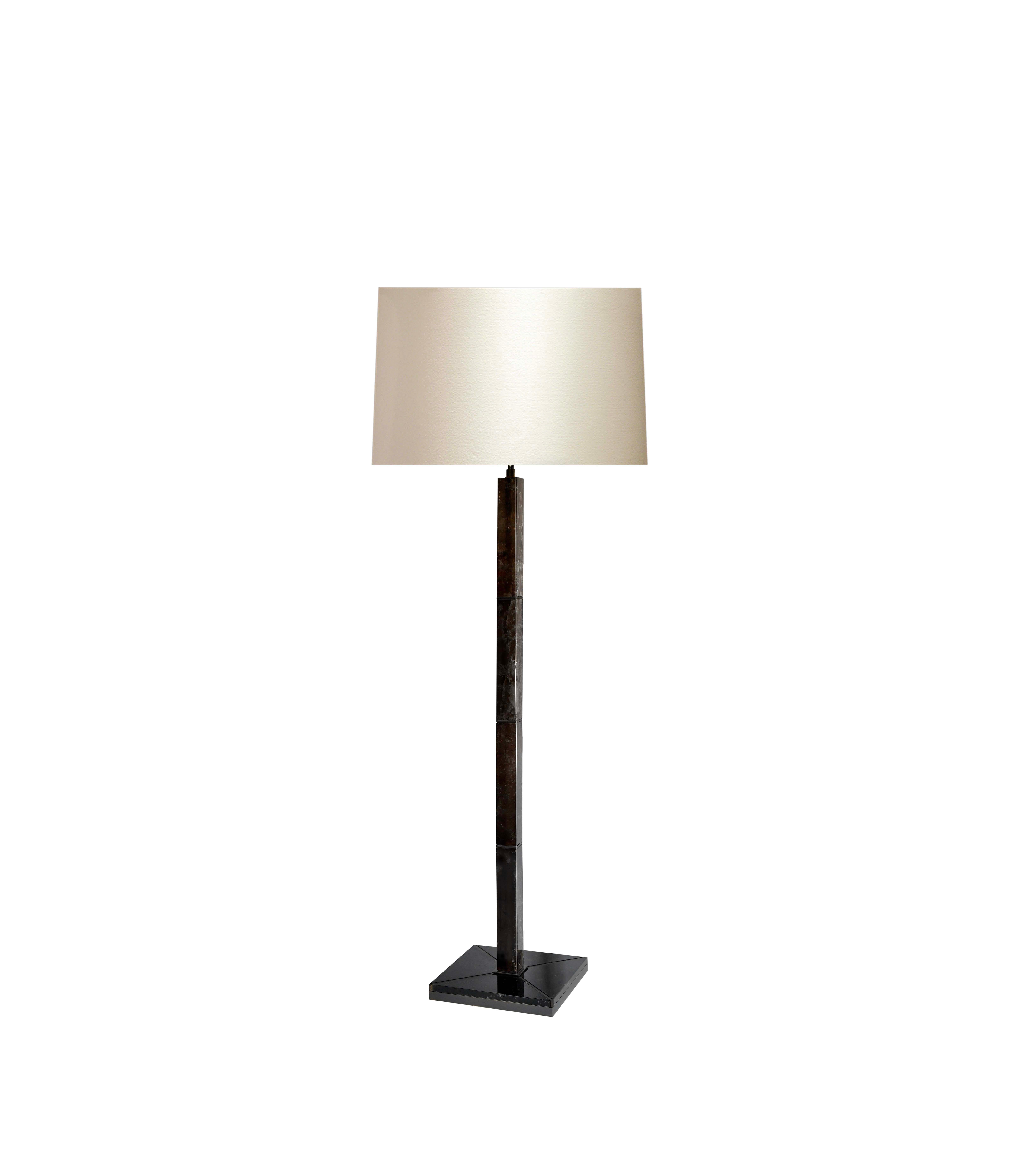 Lampada da terra quadrata a colonna in cristallo di rocca fumé scuro con finitura in ottone scuro. Creato dalla Phoenix Gallery, NYC.
Fino alla sommità del cristallo di rocca: 54
