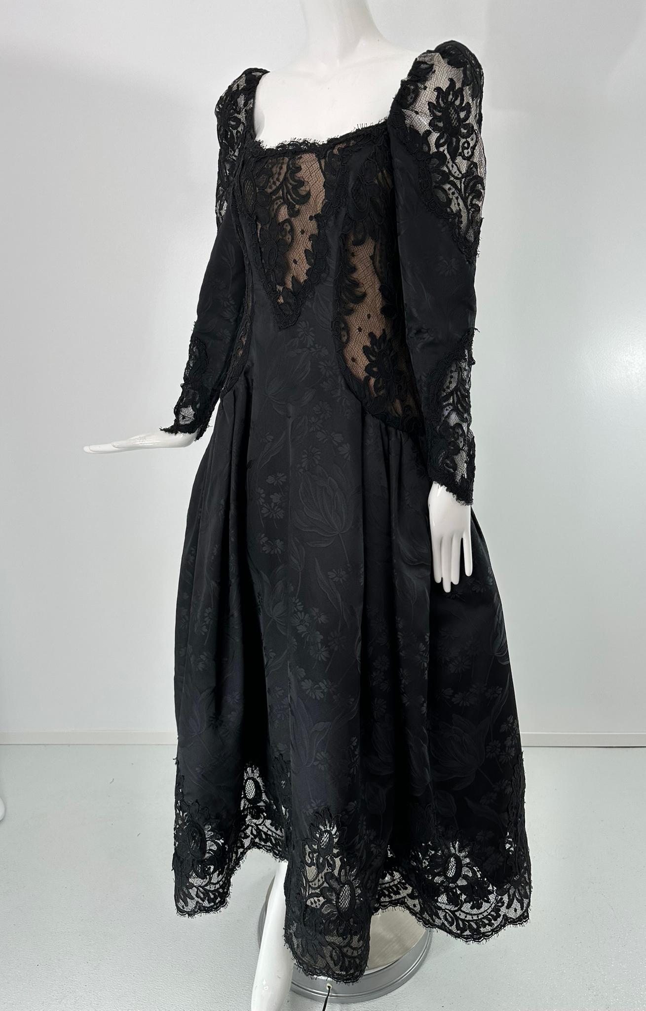 Robe de soirée en brocart de soie noire et guipure noire de Scassi Boutique des années 1990. Datant des années 1990, cette magnifique robe a une allure très romantique. Le corsage est ajusté au niveau du buste et de la taille, effleure les hanches