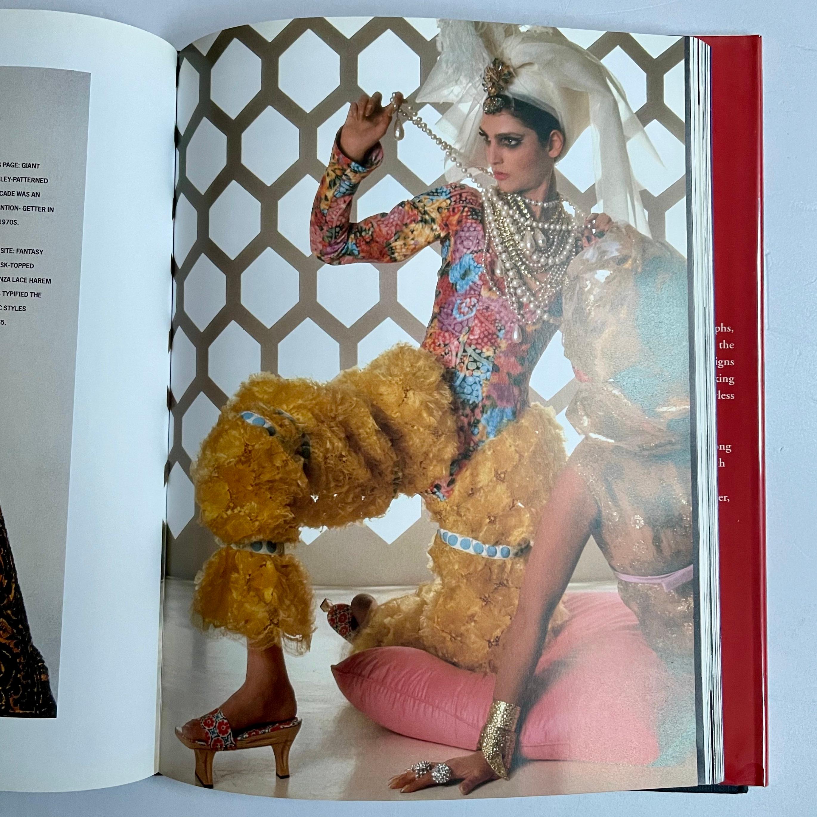 Publié par Rizzoli, 1ère édition, 1996

Scaasi était connu pour ses costumes impeccablement taillés, ses tenues de soirée glamour et ses robes de cocktail ornées de plumes, de fourrure, de paillettes ou de broderies fines, ainsi que pour sa