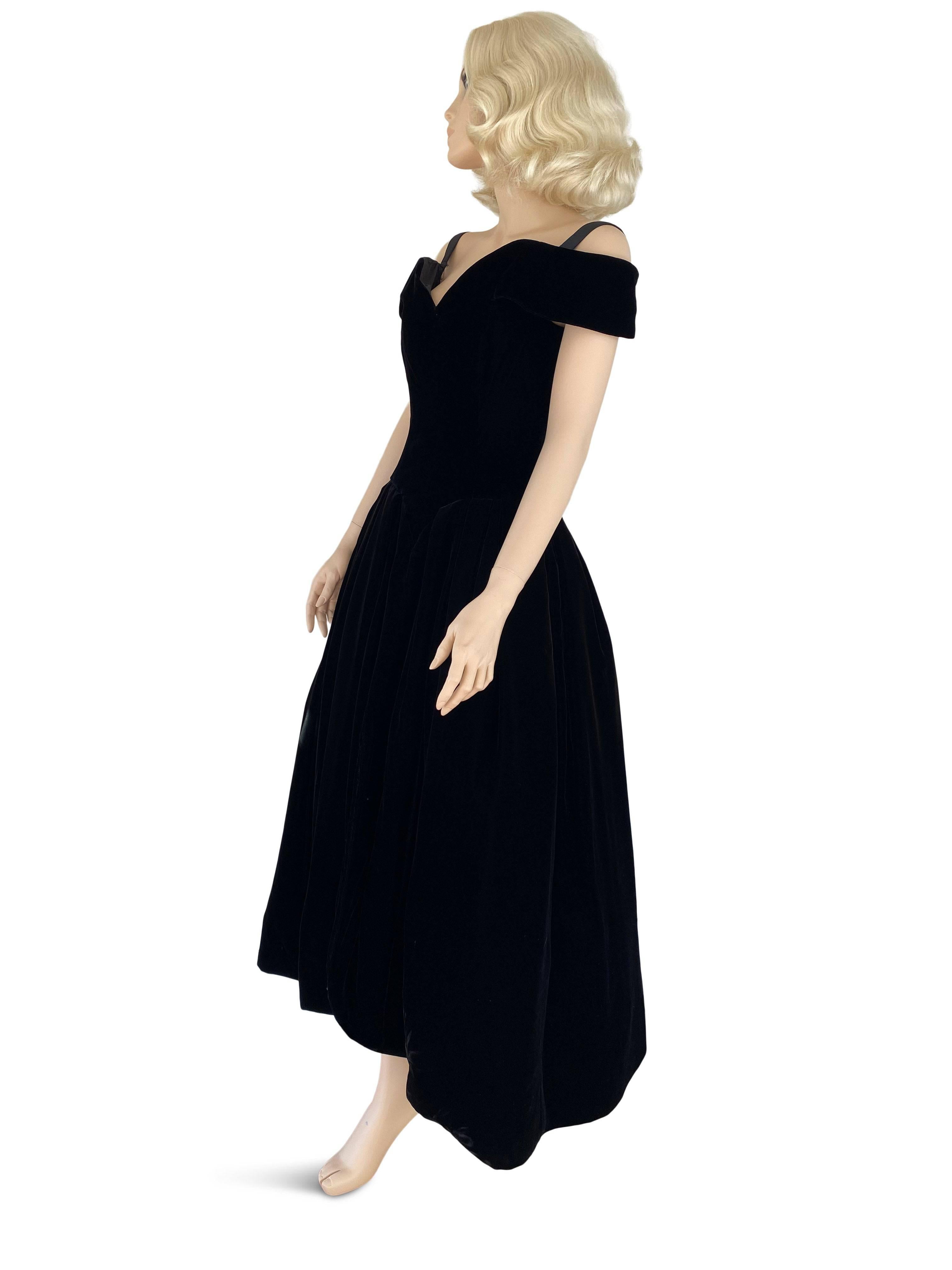 Scaasi Velours noir Ball Gown Vintage 1980 Formal Cold Shoulder Dress XS/S Pour femmes en vente