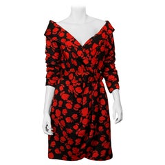 Scaasi Boutique Rose rosse su abito da cocktail off the shoulder in Faille di seta nero