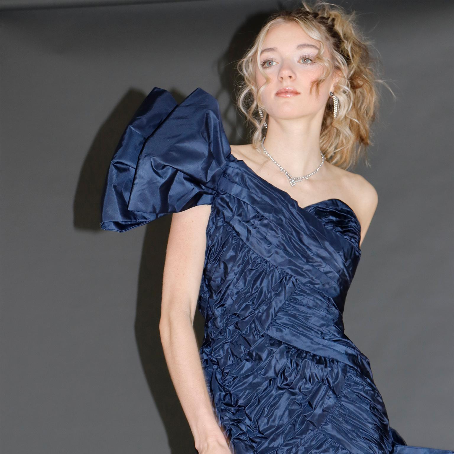 Scaasi Boutique Vintage Robe de soirée asymétrique plissée bleue avec nœud géant Pour femmes en vente