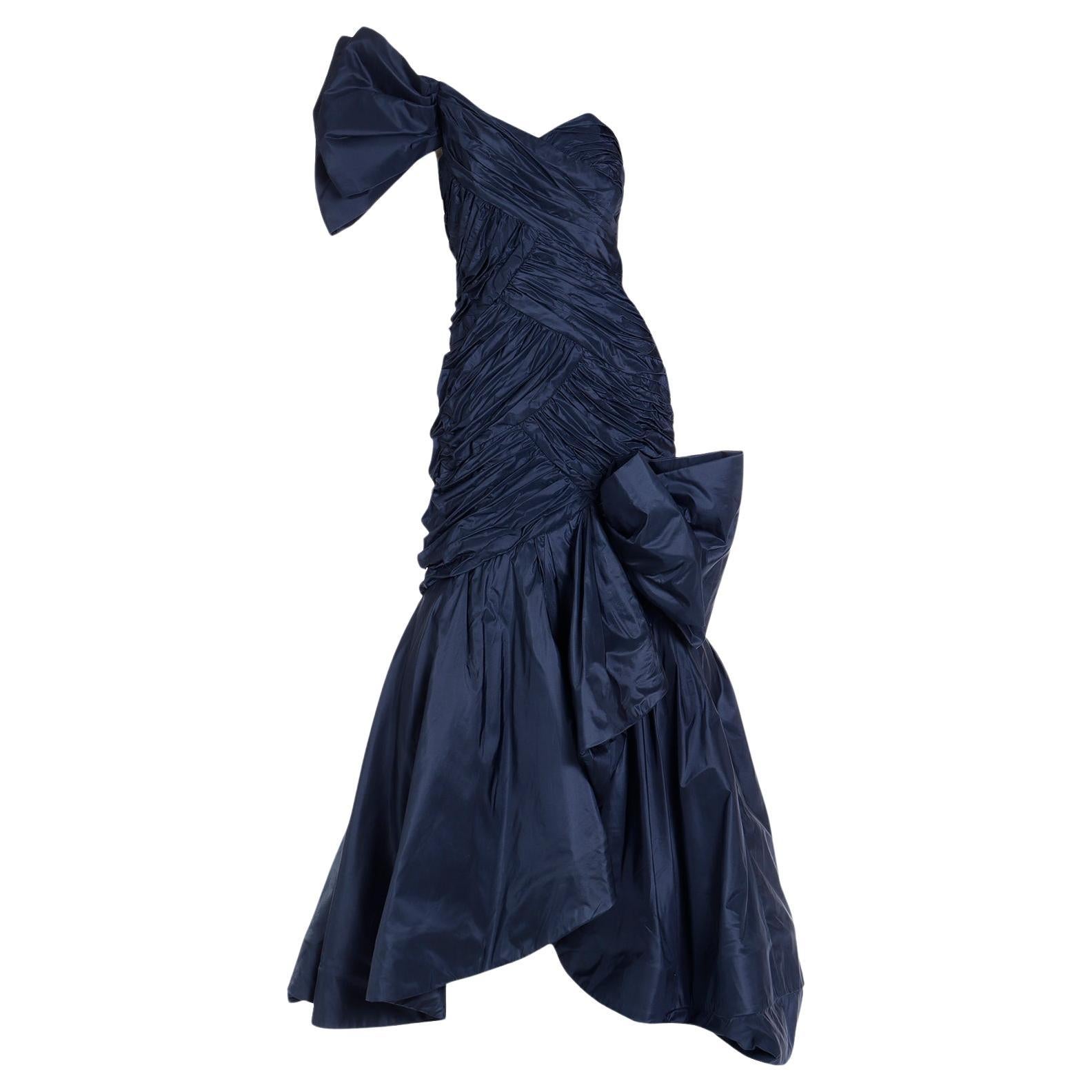 Scaasi Boutique Vintage Ein-Schulter-Plissee-Abendkleid in Blau mit riesiger Schleife im Angebot