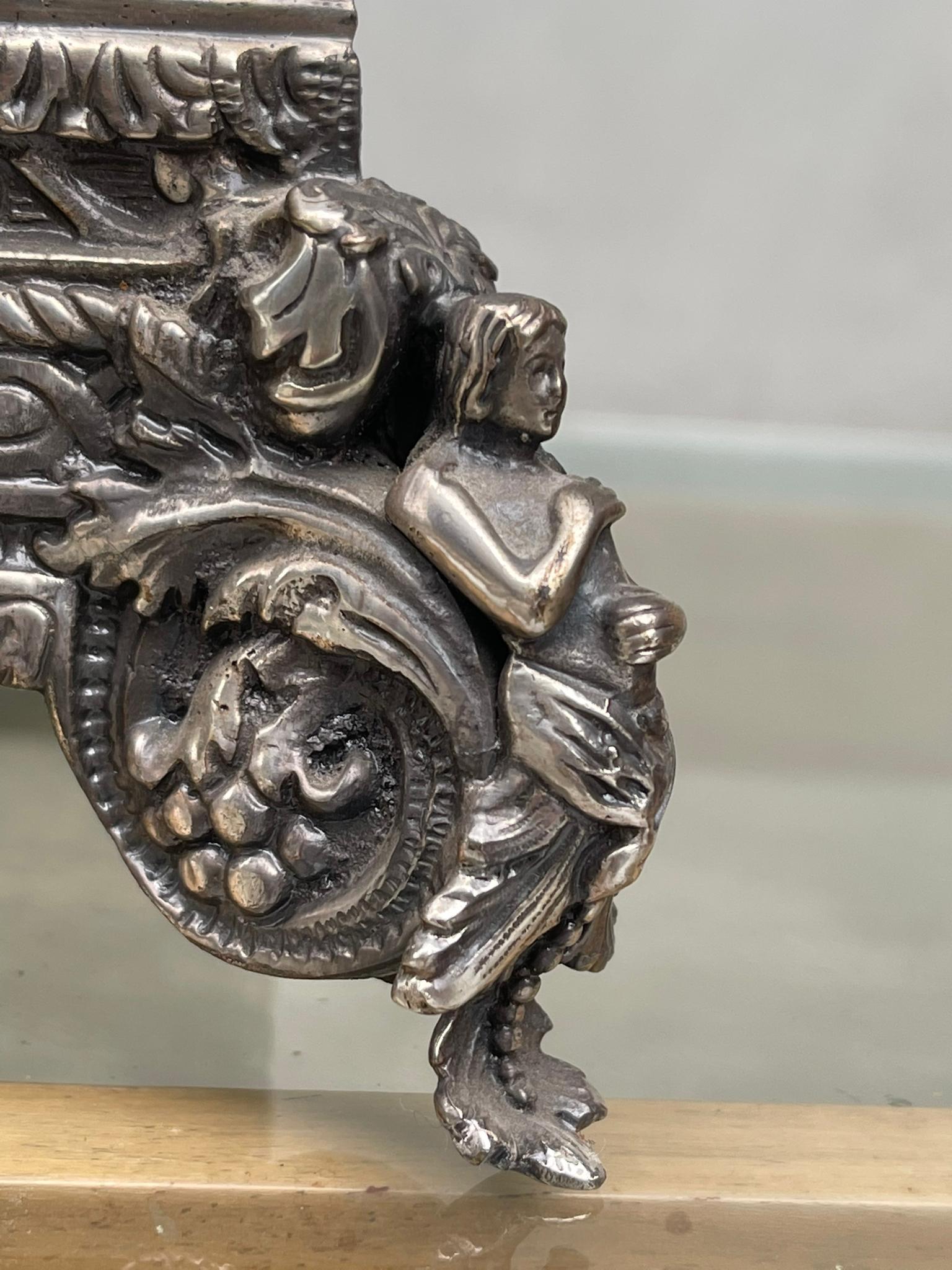 Scacchiera Giuseppe Vasari

Descrizione:
Scacchiera in Bronzo Dorato e Argentato con soggetto medioevale delle pedine, il basamento di gioco e realizzato in Marmo e Onice oggetto realizzato in Italia nella seconda metà del XX Secolo.
La Scacchiera è