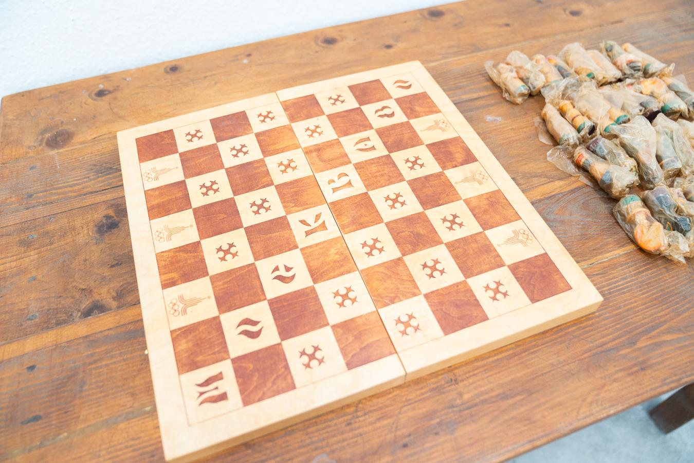 Schachbrett aus Buchenholz, neu, mit Figuren in Originalverpackung im Angebot 9