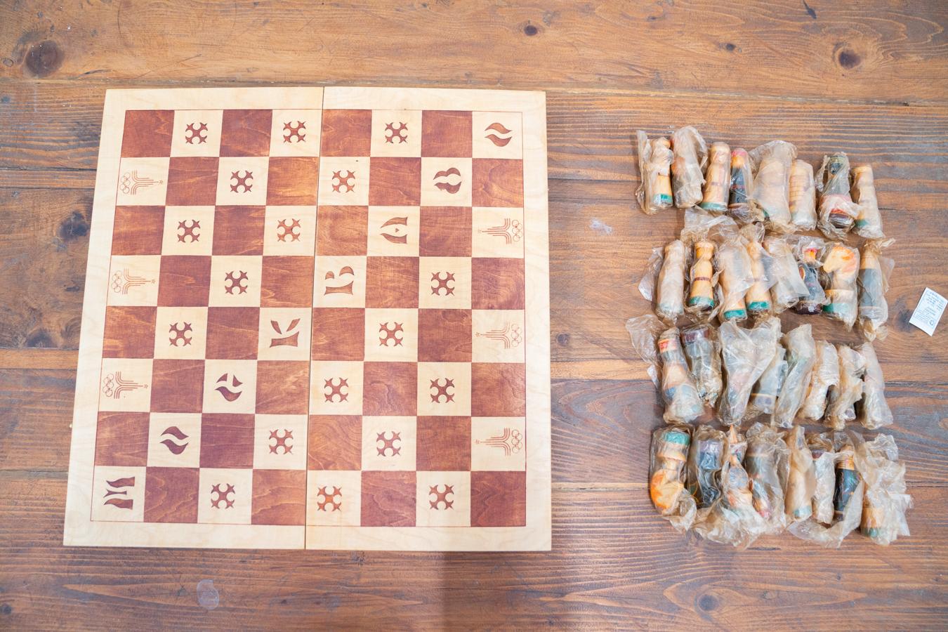 Schachbrett aus Buchenholz, neu, mit Figuren in Originalverpackung im Angebot 10