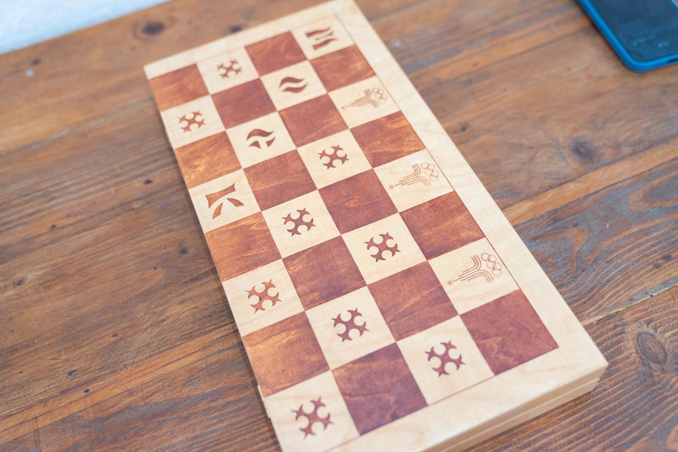 Beech wood chessboard, new, with pieces in original box For Sale 2