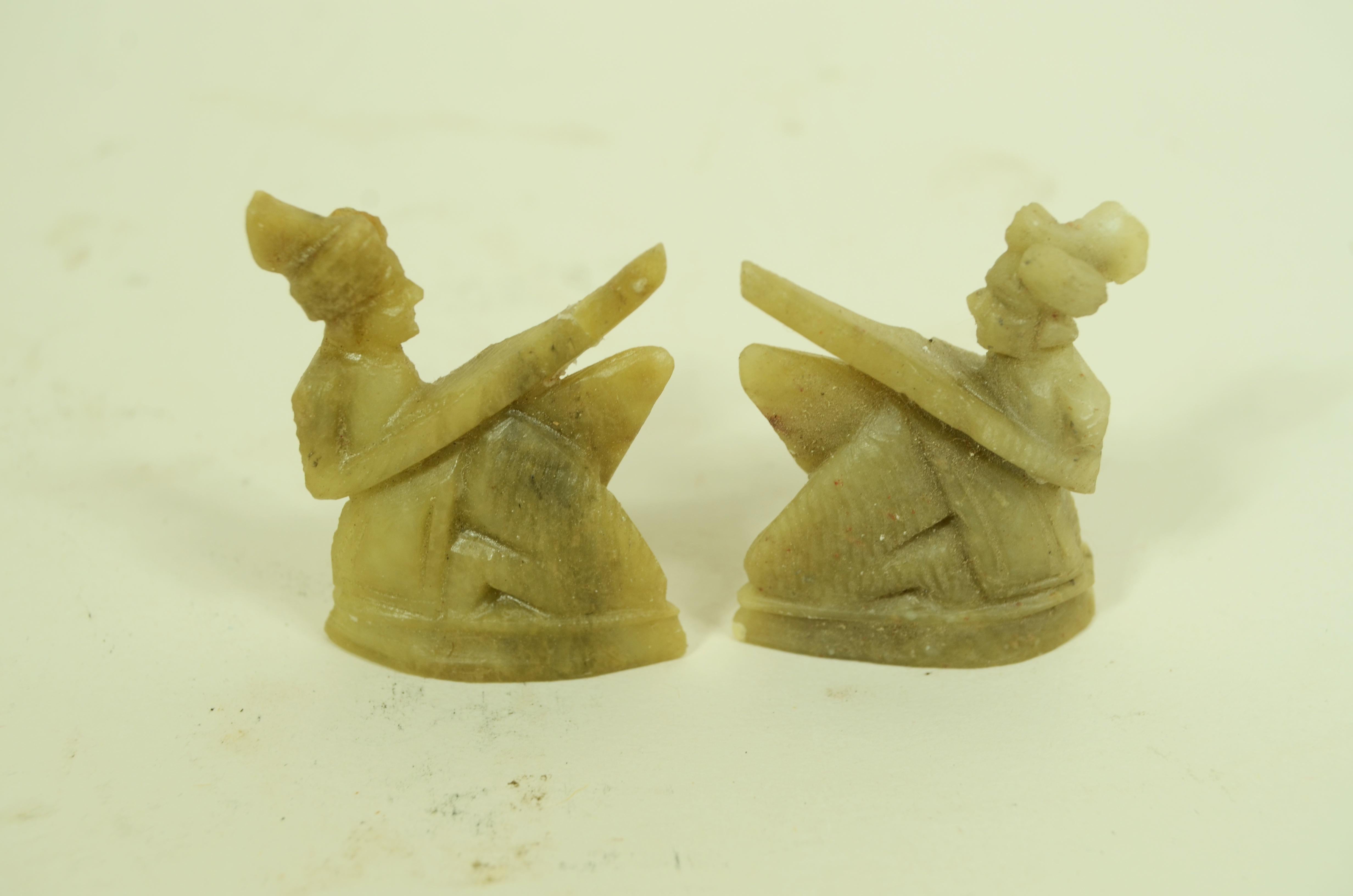 1950er indonesisches Speckstein-Schachbrett  geschnitzt, bestehend aus 32 Spielfiguren im Angebot 5