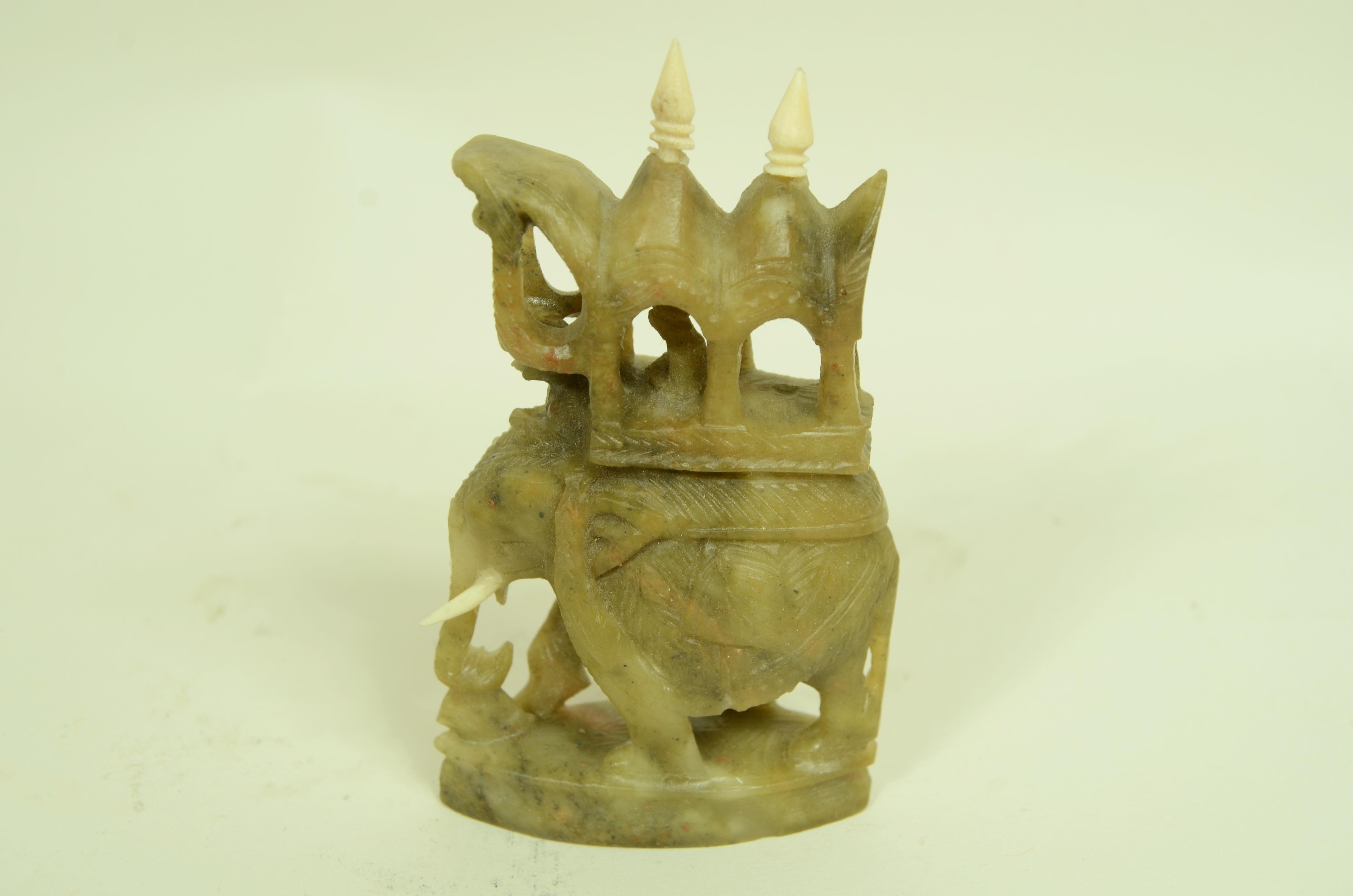 1950er indonesisches Speckstein-Schachbrett  geschnitzt, bestehend aus 32 Spielfiguren im Angebot 6