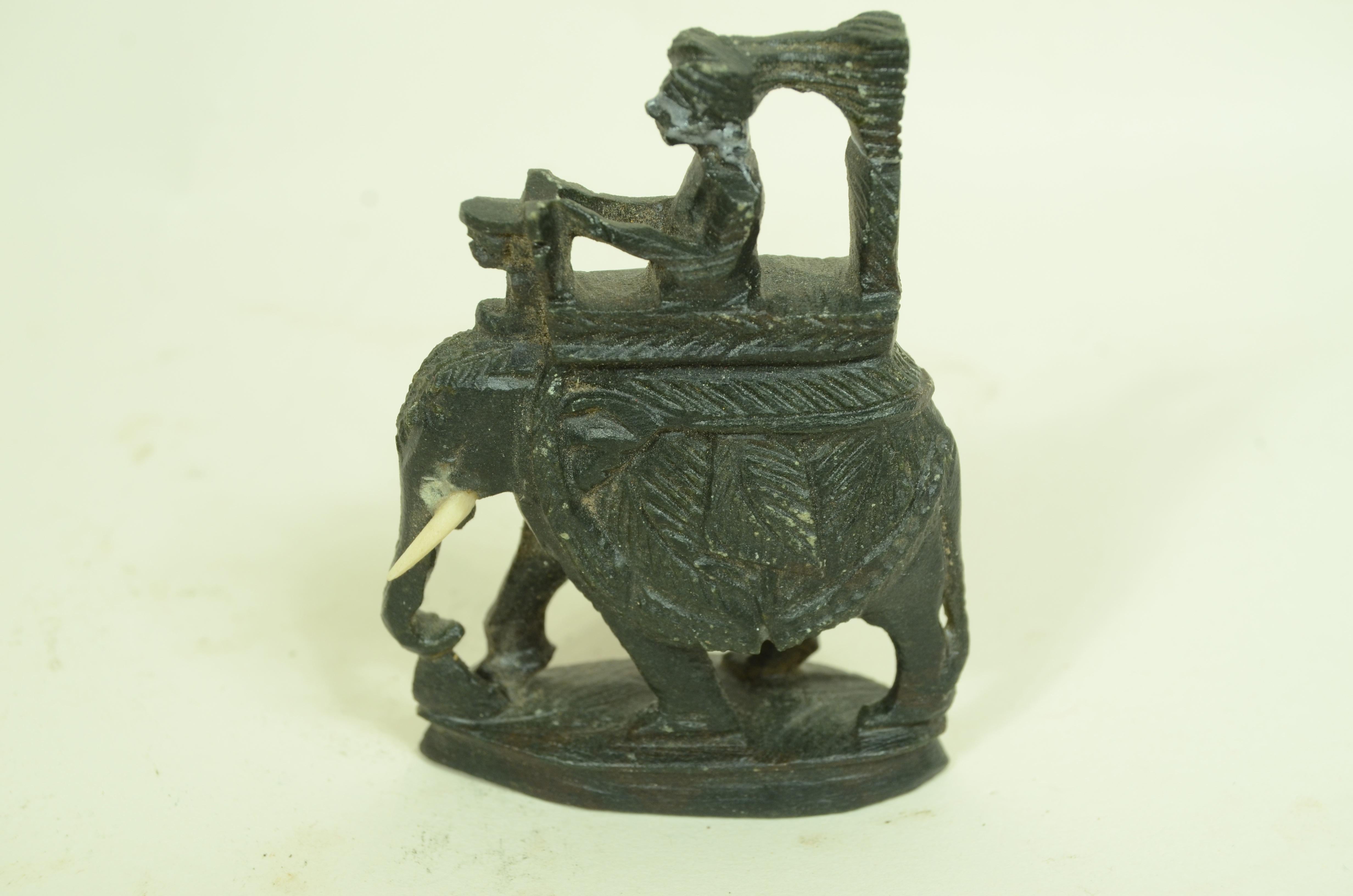 1950er indonesisches Speckstein-Schachbrett  geschnitzt, bestehend aus 32 Spielfiguren im Angebot 9