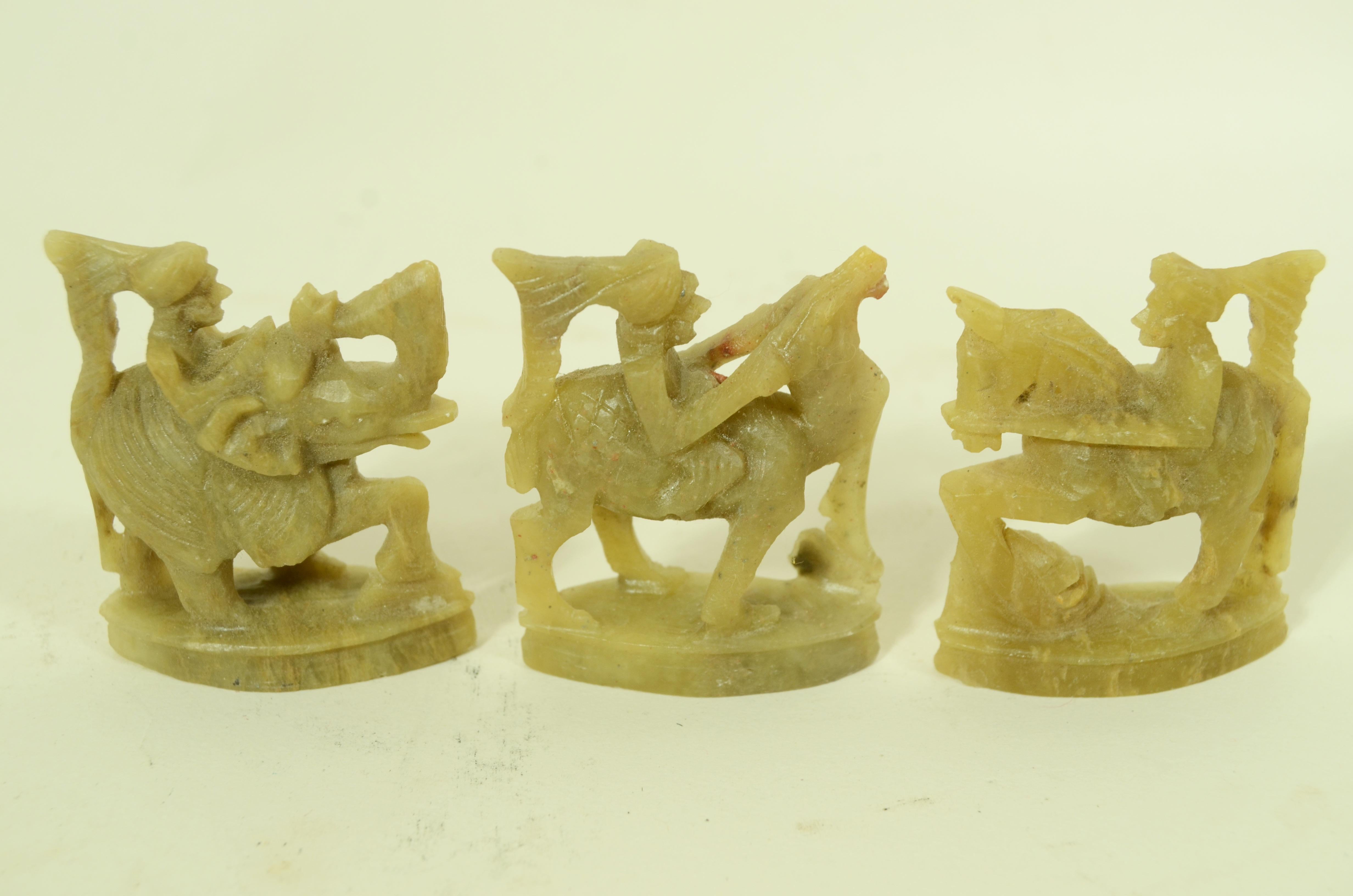 1950er indonesisches Speckstein-Schachbrett  geschnitzt, bestehend aus 32 Spielfiguren im Angebot 10