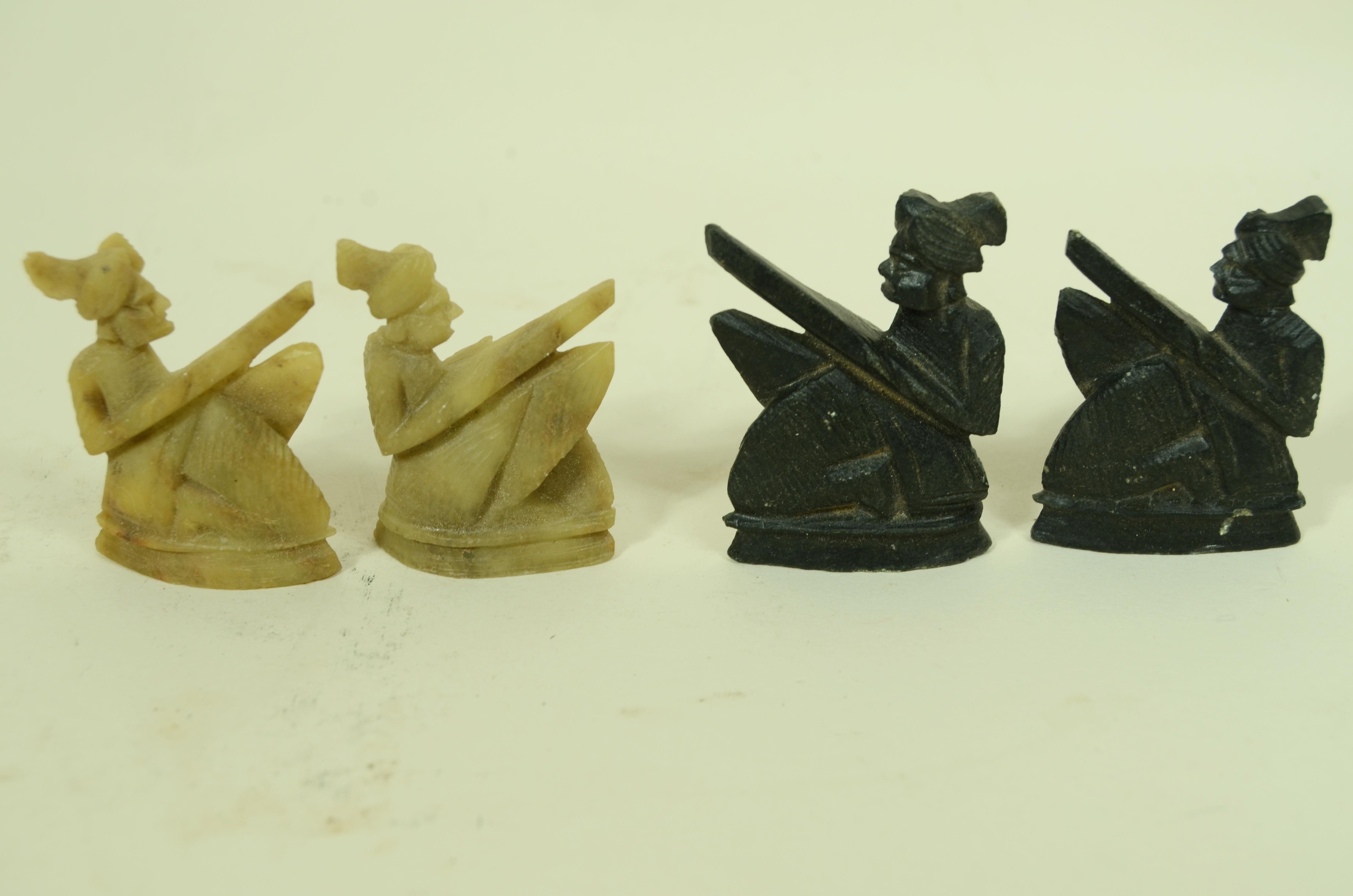 1950er indonesisches Speckstein-Schachbrett  geschnitzt, bestehend aus 32 Spielfiguren im Angebot 11