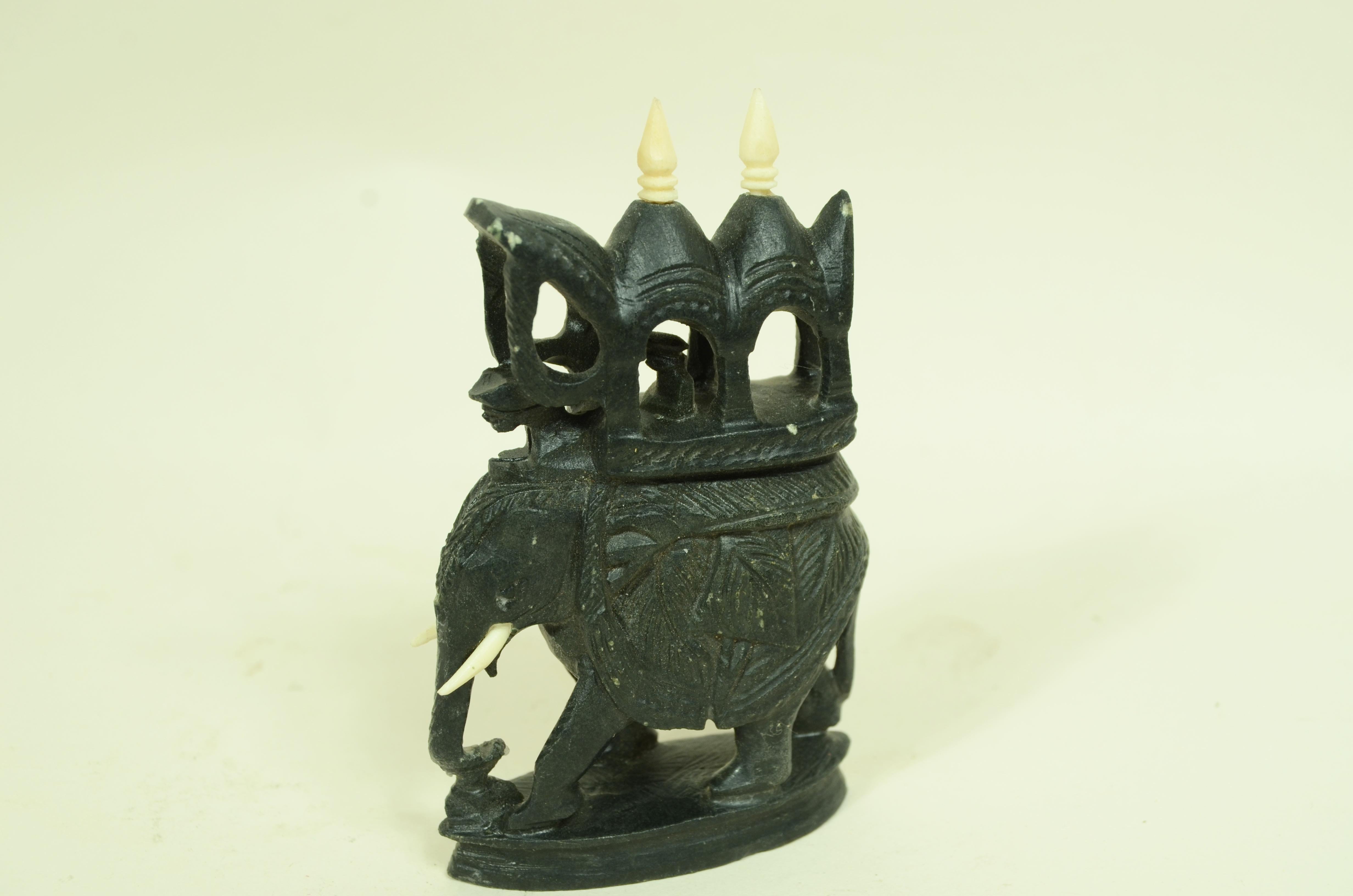 1950er indonesisches Speckstein-Schachbrett  geschnitzt, bestehend aus 32 Spielfiguren im Angebot 12