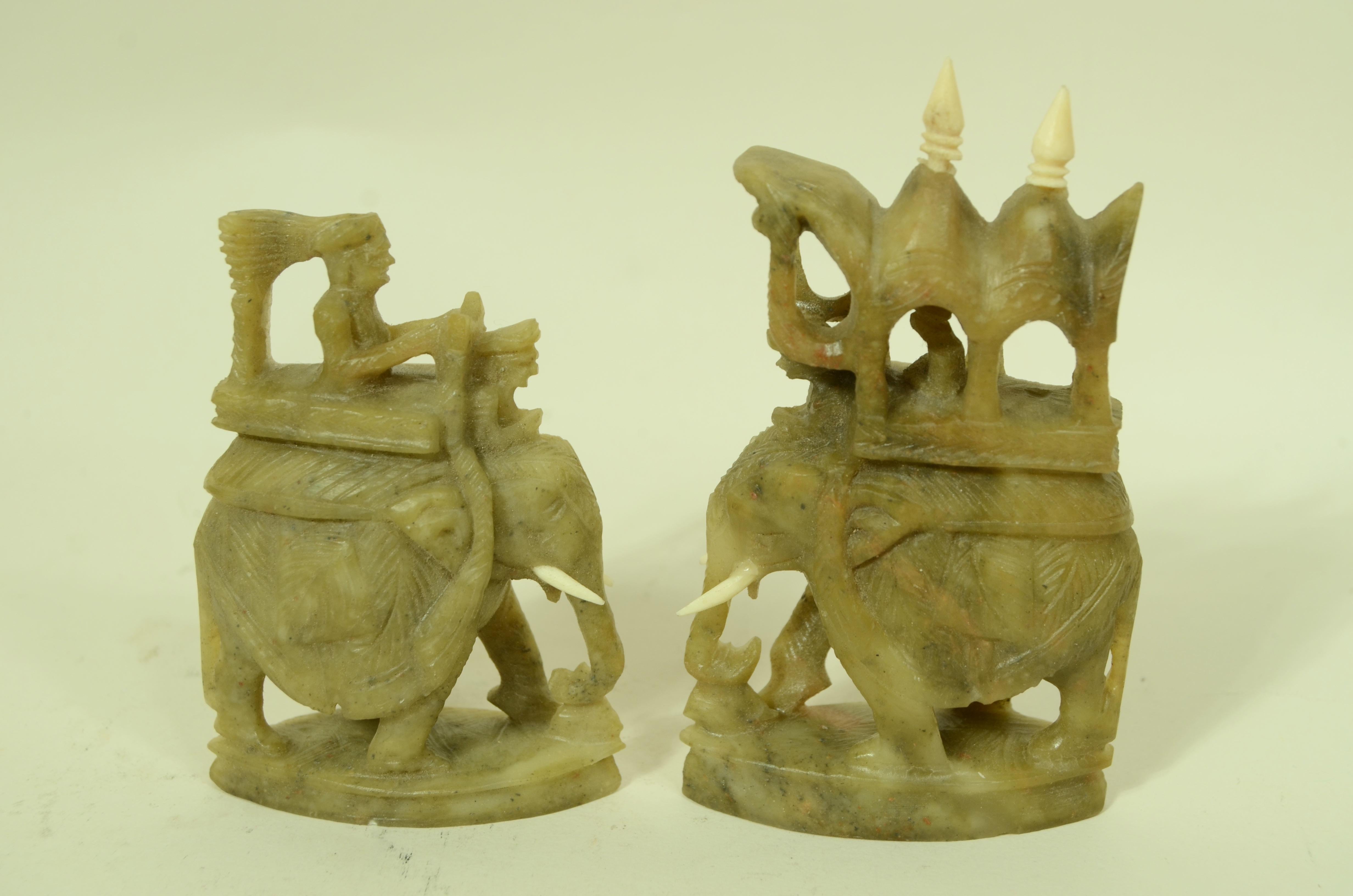 1950er indonesisches Speckstein-Schachbrett  geschnitzt, bestehend aus 32 Spielfiguren im Angebot 13