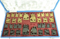 Scacchiera indonesiana anni ’50 in saponaria scolpita composta da 32 pedine