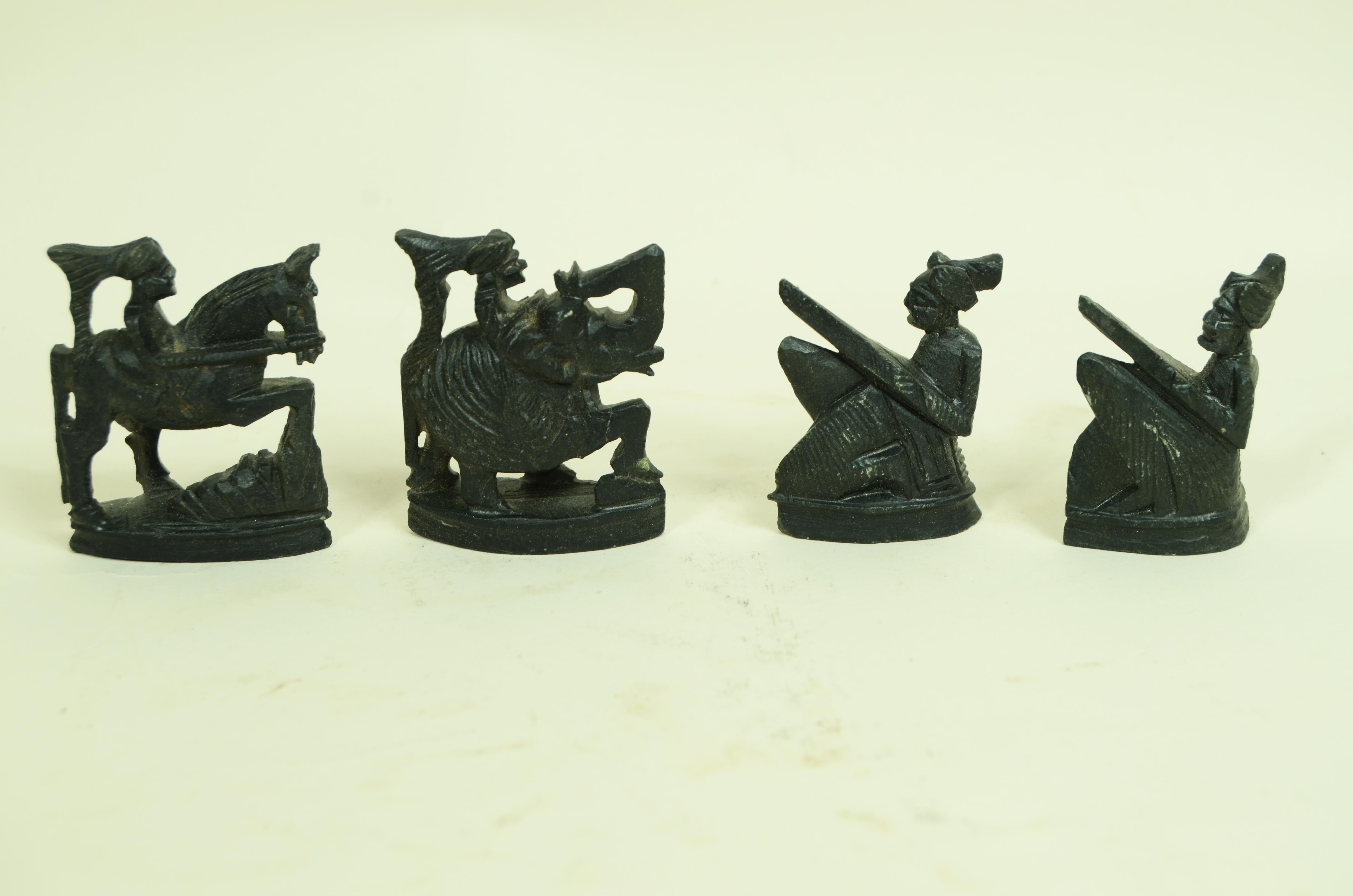 1950er indonesisches Speckstein-Schachbrett  geschnitzt, bestehend aus 32 Spielfiguren im Angebot 2