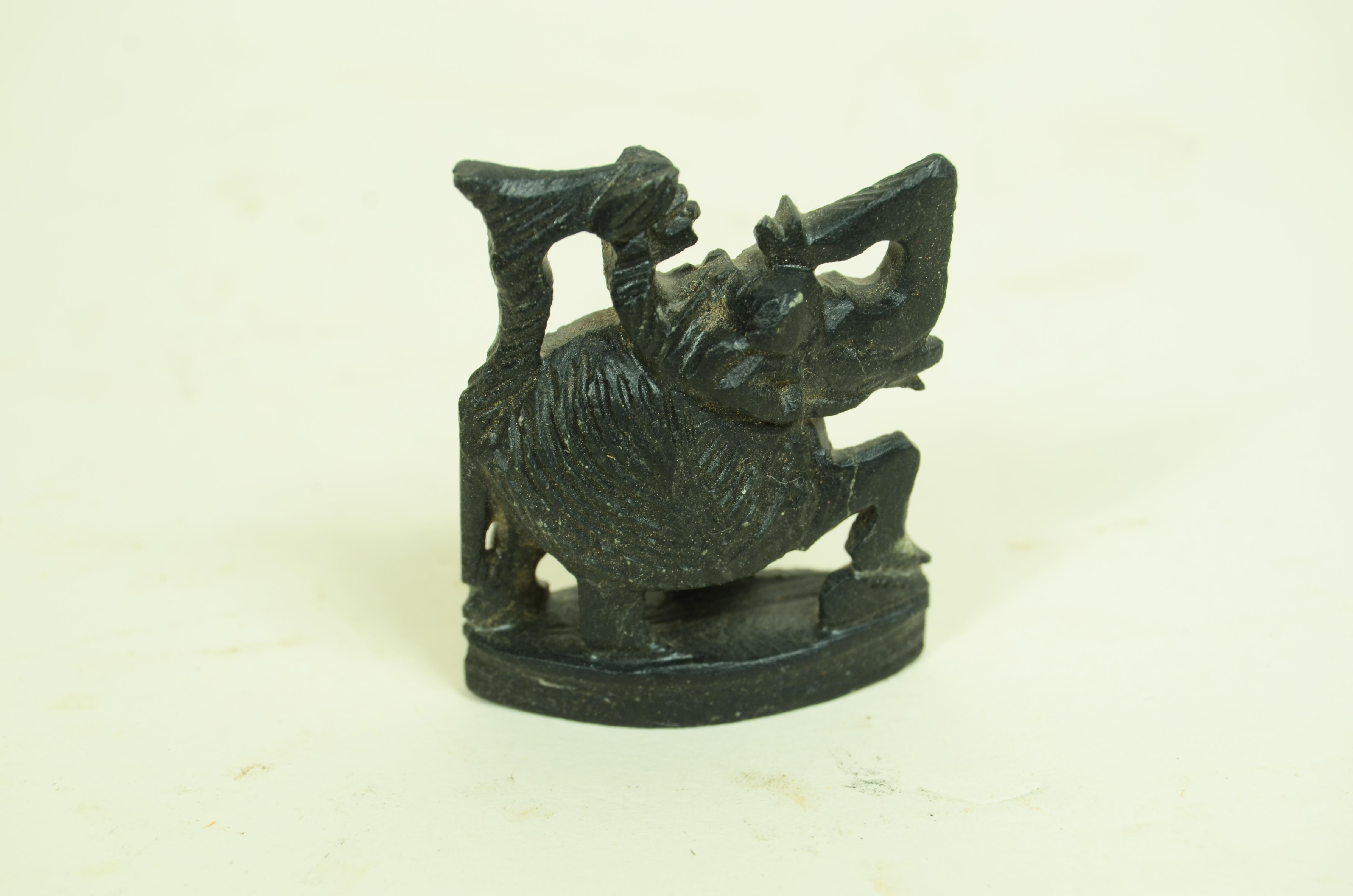 1950er indonesisches Speckstein-Schachbrett  geschnitzt, bestehend aus 32 Spielfiguren im Angebot 3