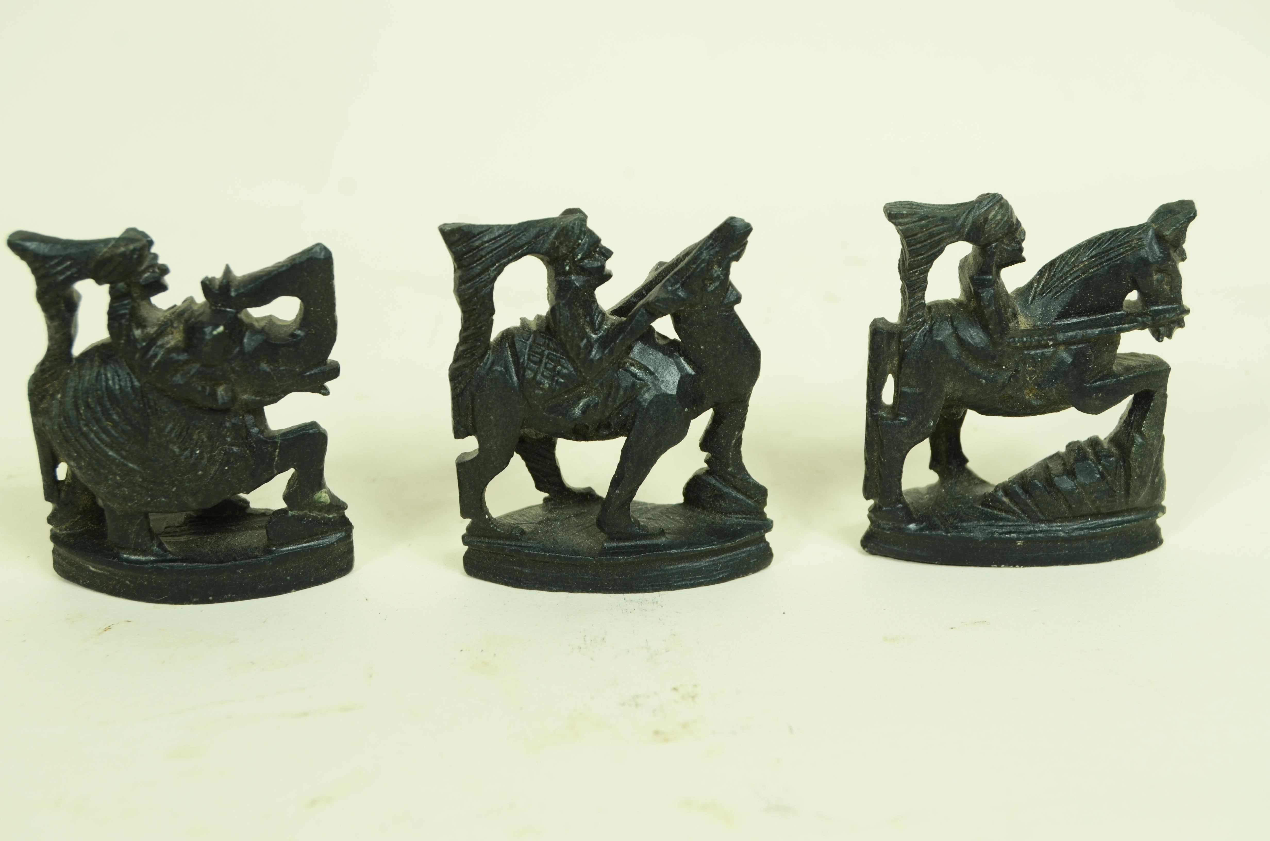 1950er indonesisches Speckstein-Schachbrett  geschnitzt, bestehend aus 32 Spielfiguren im Angebot 4