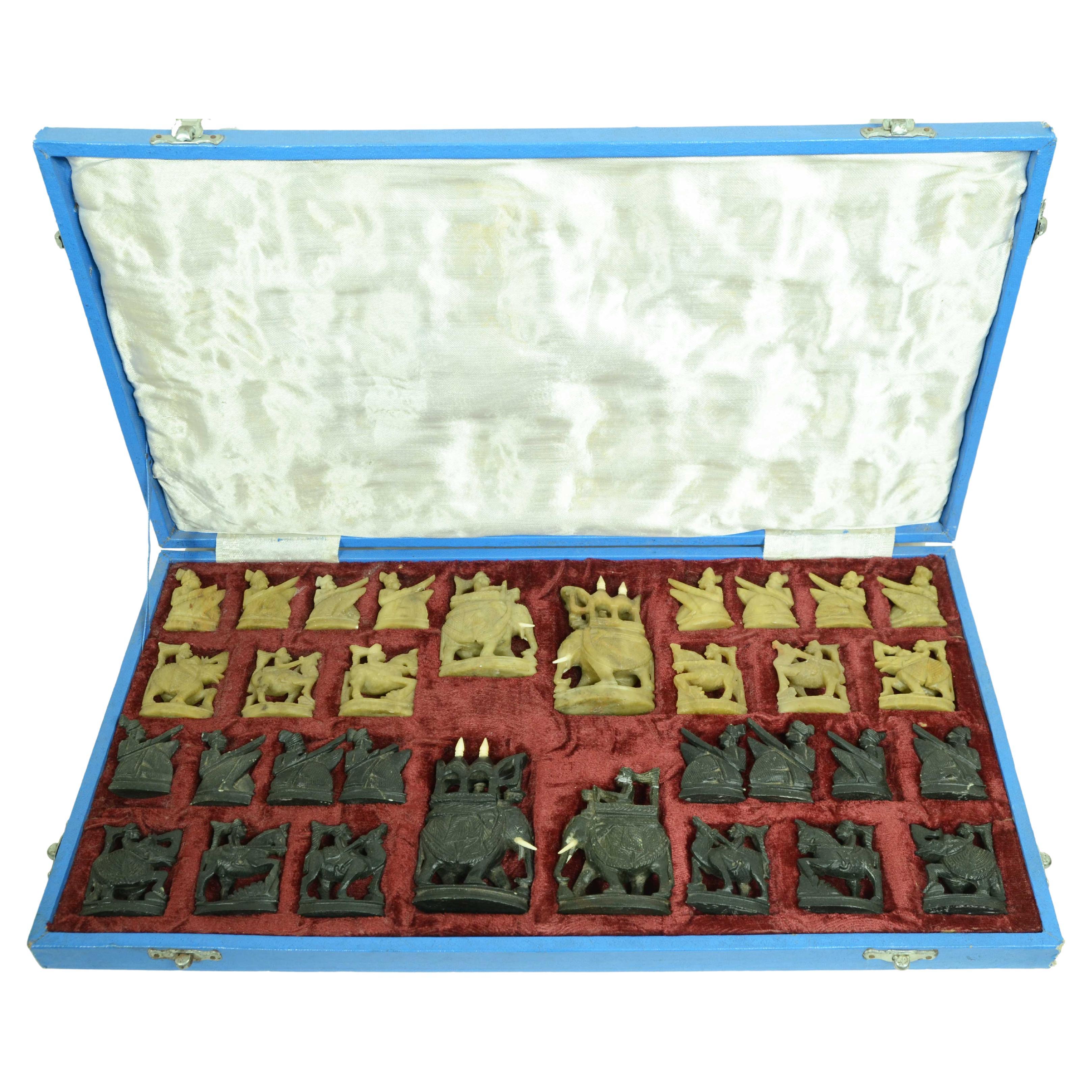 1950er indonesisches Speckstein-Schachbrett  geschnitzt, bestehend aus 32 Spielfiguren im Angebot
