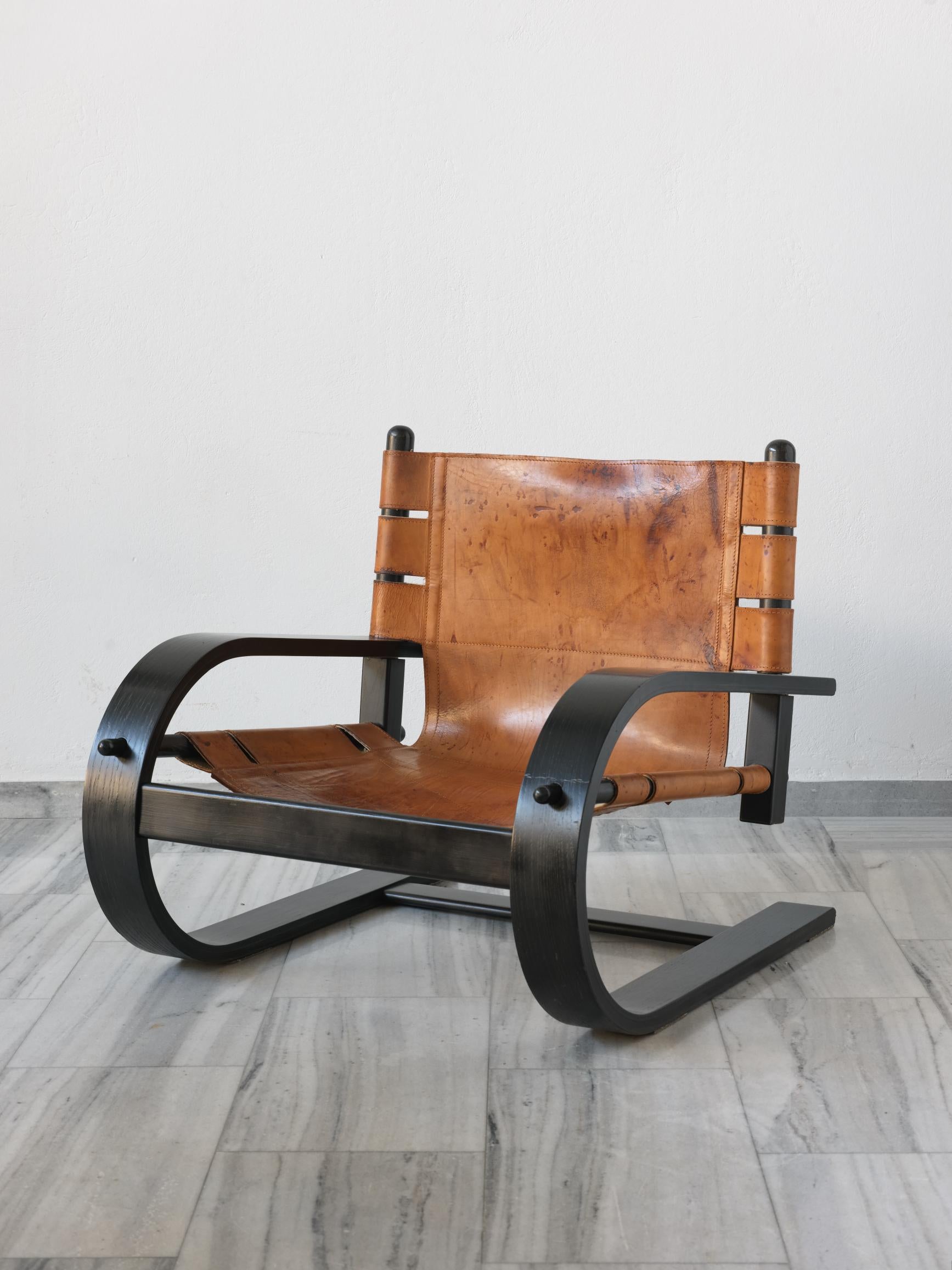 La poltrona Scacciapensieri, progettata dal rinomato trio di designer De Pas, D'Urbino e Lomazzi per Poltronova, è un pezzo unico del design italiano degli anni Settanta. Caratterizzata da linee semplici ed essenziali, questa poltrona è un perfetto