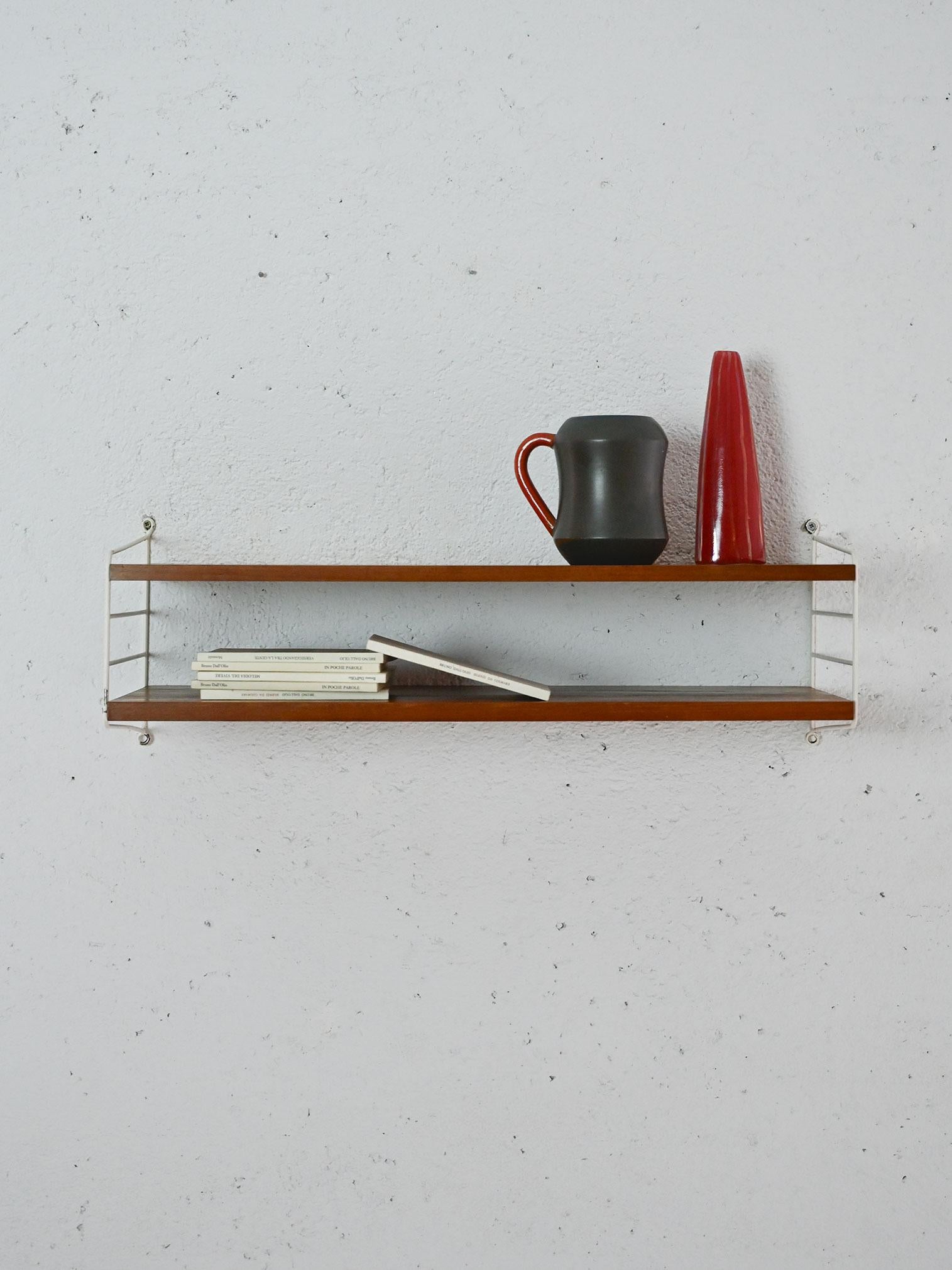 Sistema scandinavo di scaffalature a muro composto da 2 mensole in legno di mogano e struttura laterale in metallo rivestito di colore bianco. 

I supporti laterali in metallo verniciato bianco aggiungono leggerezza visiva e un contrasto moderno.