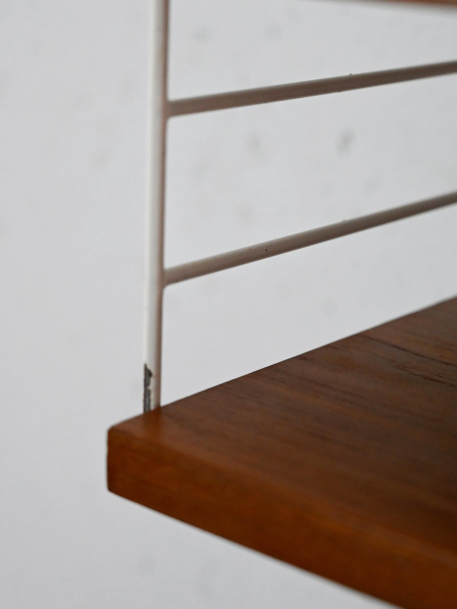 Metà XX secolo Scaffalatura scandinava a due ripiani