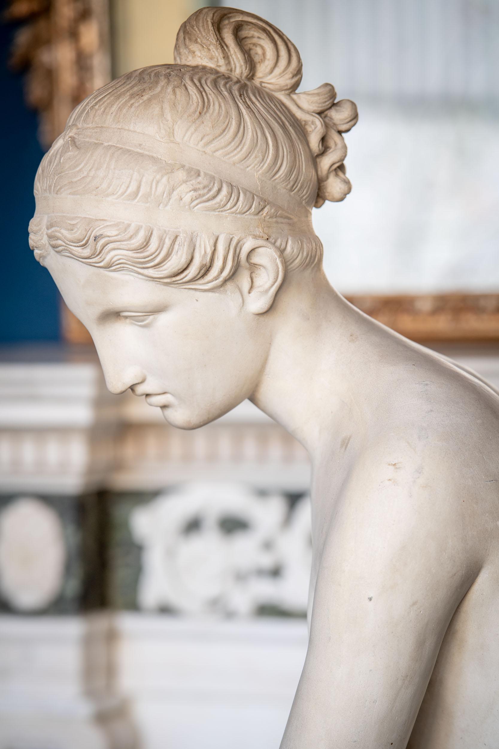 Rare sculpture italienne représentant Psyché, attribuée au sculpteur italien Pietro Tenerani.

Pietro Tenerani (1798-1869) était un sculpteur peut-être plus connu pour ses œuvres néoclassiques du début du XIXe siècle. Il s'est formé auprès de