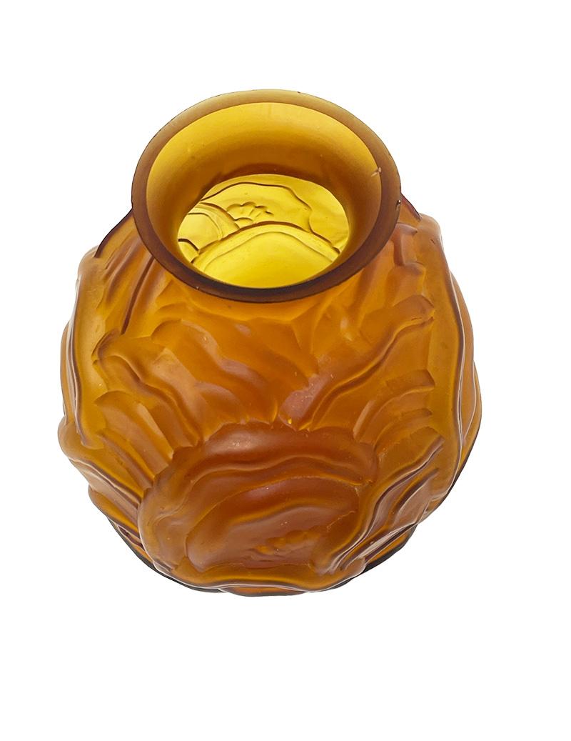 Vase en verre Art déco de Scailmont, Belgique, vers 1930

Verreries de Scailmont, réalisées par Charles Catteau (1880-1966), vers 1930. Vase Art déco soufflé au moule et satiné à l'acide. L'usine de Scailmont a été fondée en 1901 par HR Hirsch à
