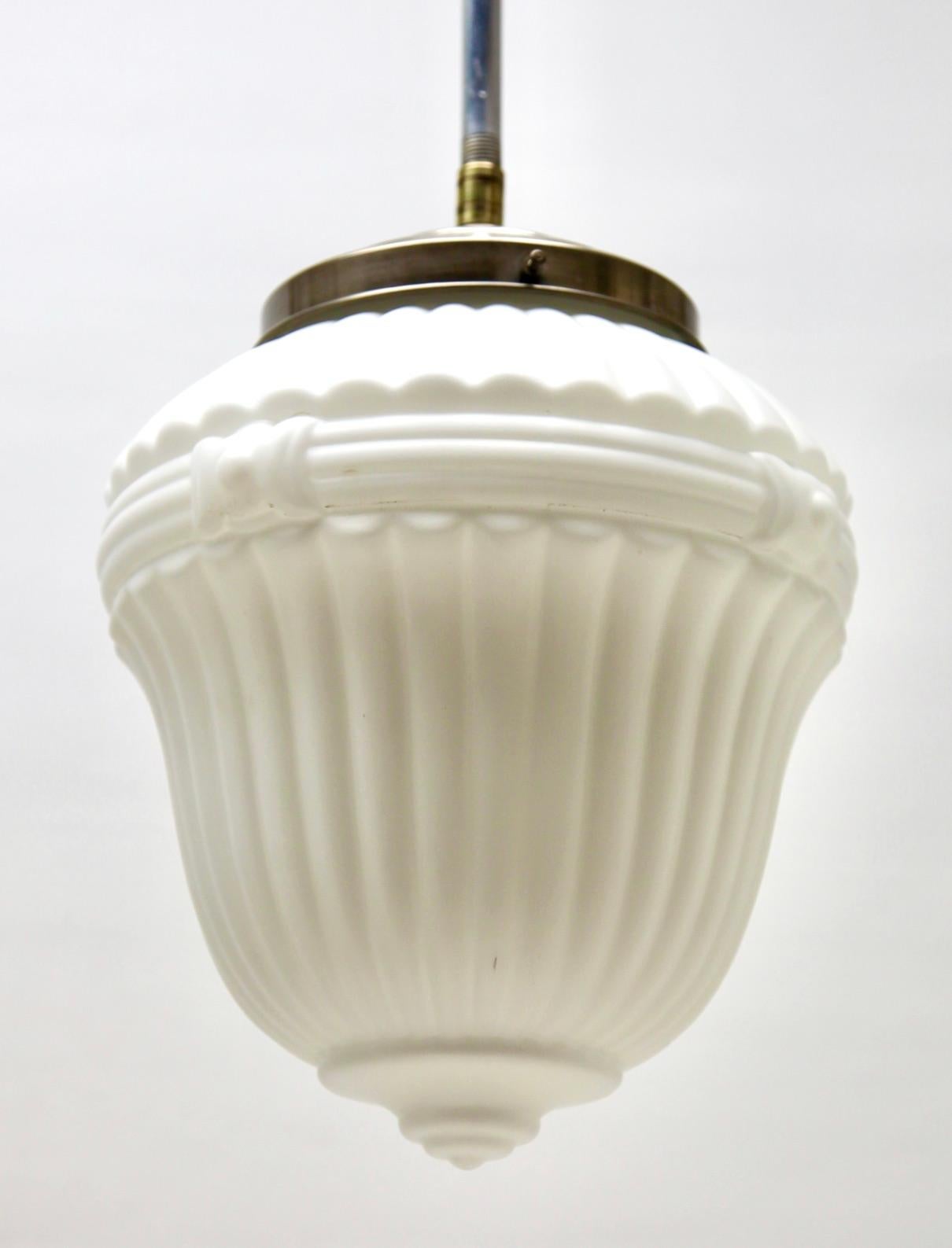 Questa lampada a stelo centrale della gamma Scailmont Belgium è dotata di uno stelo centrale. 
La lampada ha un attacco su una solida piastra cromata e contiene un paralume in vetro opalino.

In buone condizioni e perfettamente funzionante