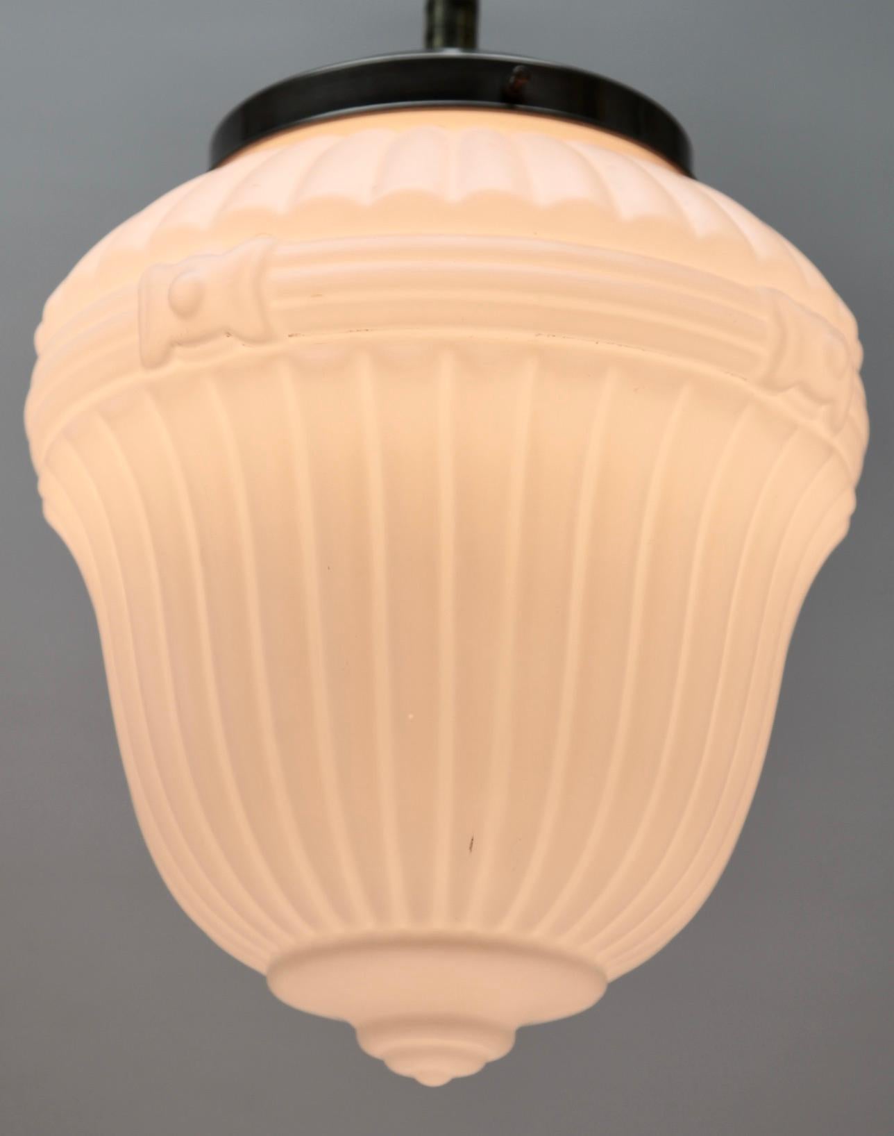 Lampada a sospensione Scailmont con paralume opalino e attacchi cromati, anni '30, Belgio In condizioni buone in vendita a Verviers, BE