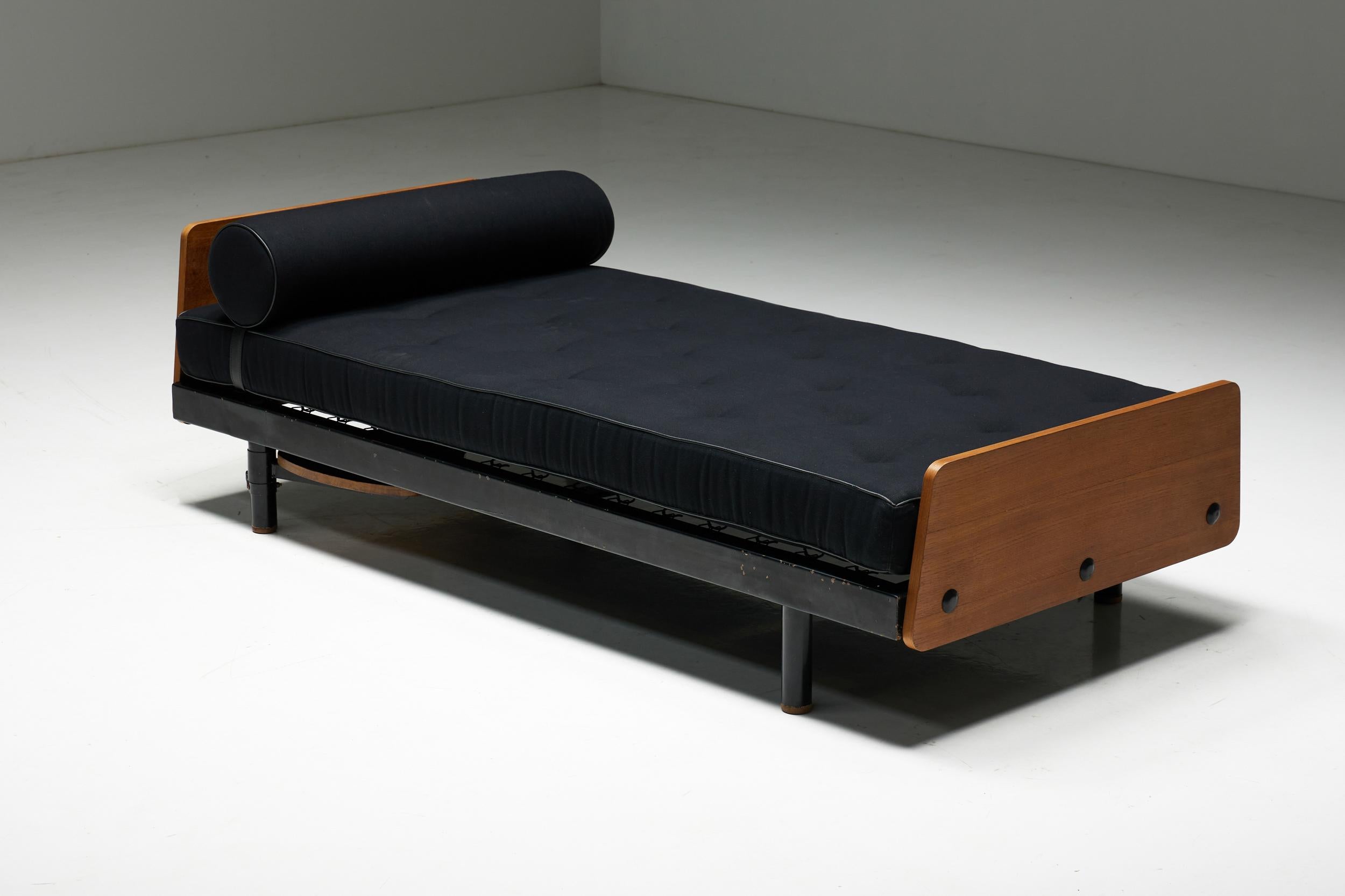 Daybed Flavigny by Jean Prouvé, France, 1950s In Good Condition For Sale In Antwerp, BE